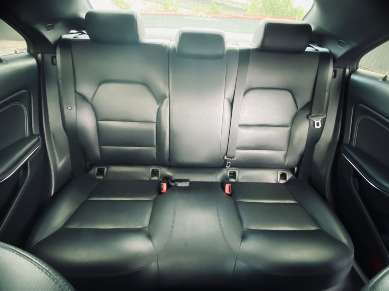 🔥 2015式 C117 BENZ 賓士 總代理 CLA CLA200 1.6 碳纖維小壓尾 黑化滿天星 實跑八萬 🔥 (042) 【阿龍中古車 0968-691-205】  第3張相片