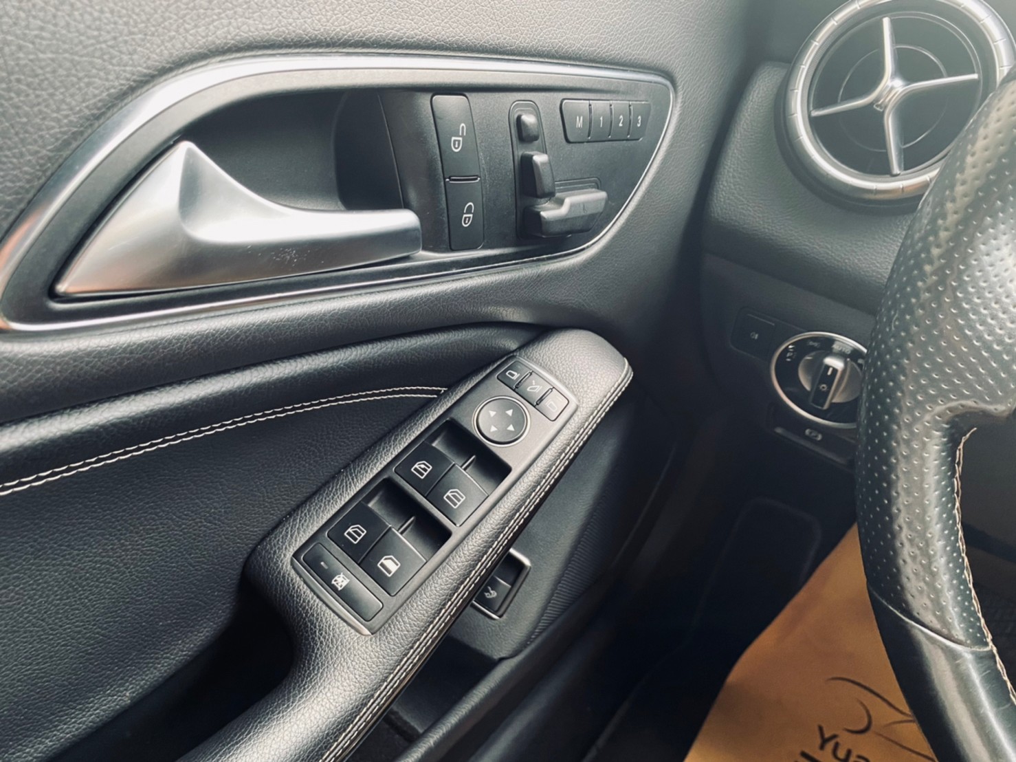 🔥 2015式 C117 BENZ 賓士 總代理 CLA CLA200 1.6 碳纖維小壓尾 黑化滿天星 實跑八萬 🔥 (042) 【阿龍中古車 0968-691-205】  第4張相片