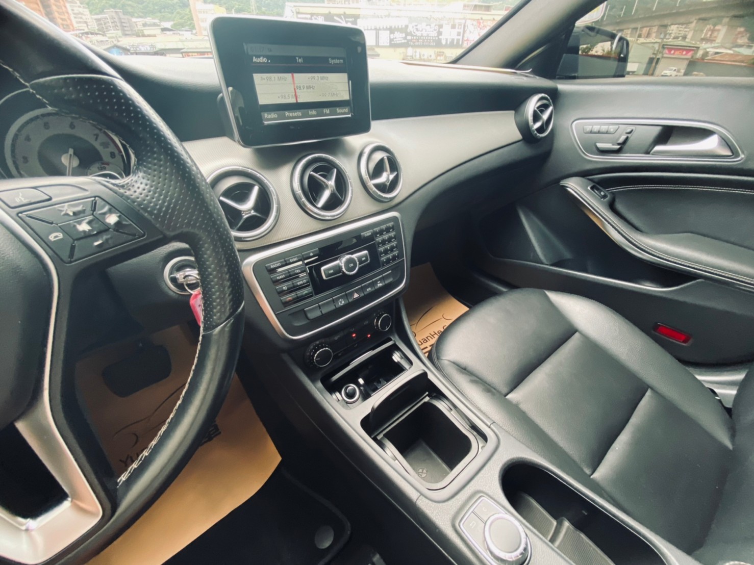 🔥 2015式 C117 BENZ 賓士 總代理 CLA CLA200 1.6 碳纖維小壓尾 黑化滿天星 實跑八萬 🔥 (042) 【阿龍中古車 0968-691-205】  第5張相片