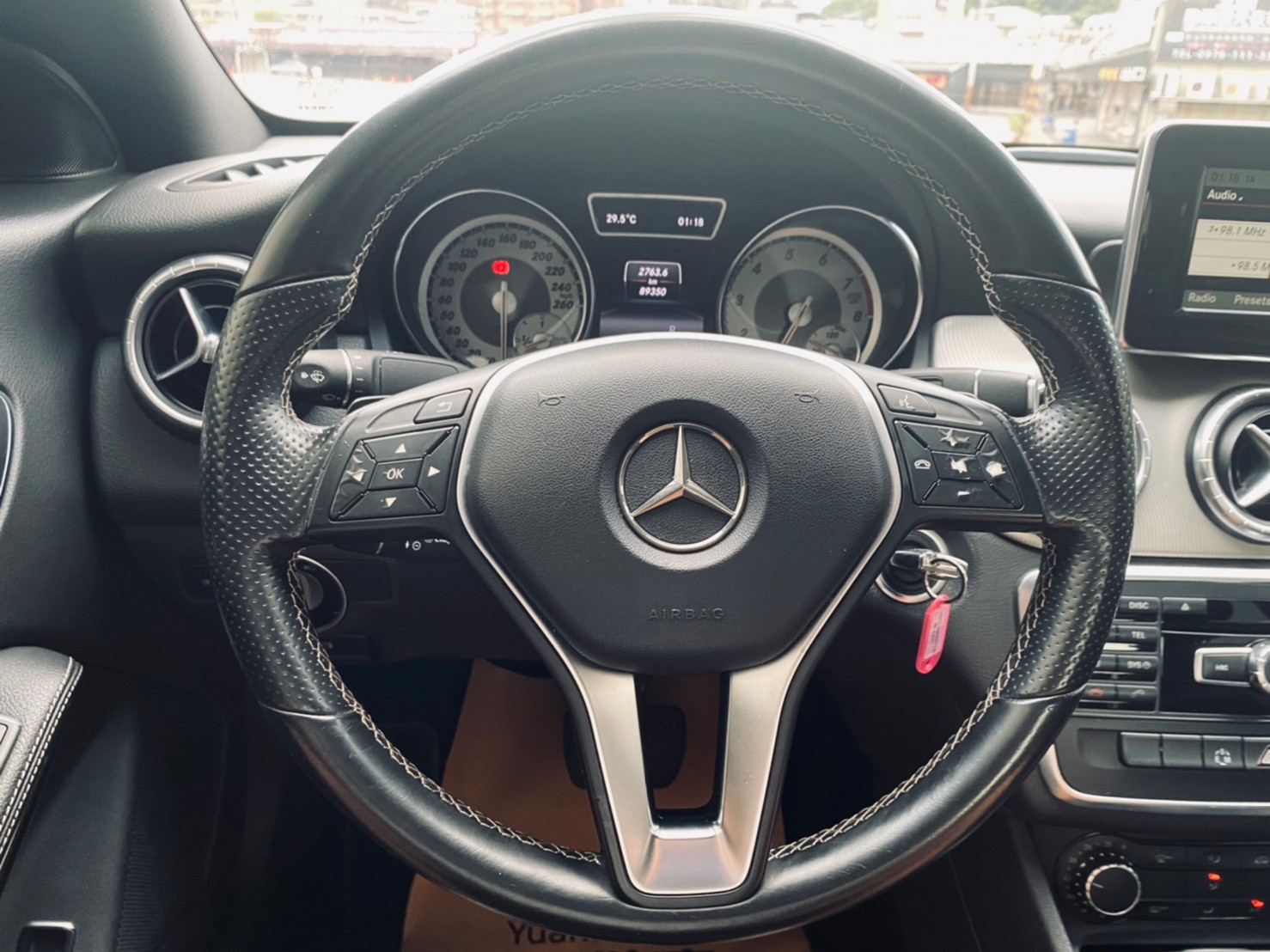 🔥 2015式 C117 BENZ 賓士 總代理 CLA CLA200 1.6 碳纖維小壓尾 黑化滿天星 實跑八萬 🔥 (042) 【阿龍中古車 0968-691-205】  第7張相片