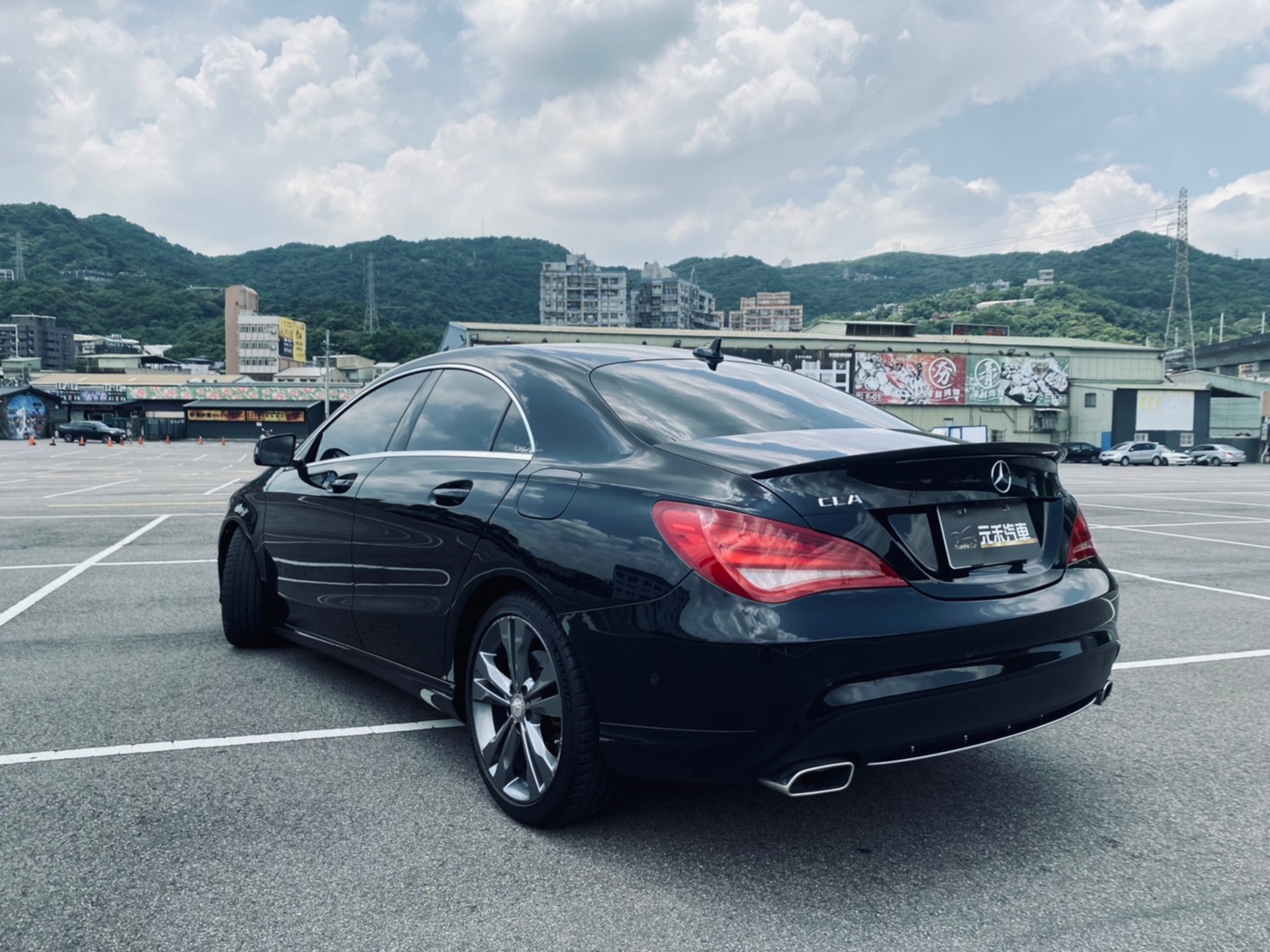 🔥 2015式 C117 BENZ 賓士 總代理 CLA CLA200 1.6 碳纖維小壓尾 黑化滿天星 實跑八萬 🔥 (042) 【阿龍中古車 0968-691-205】  第9張相片
