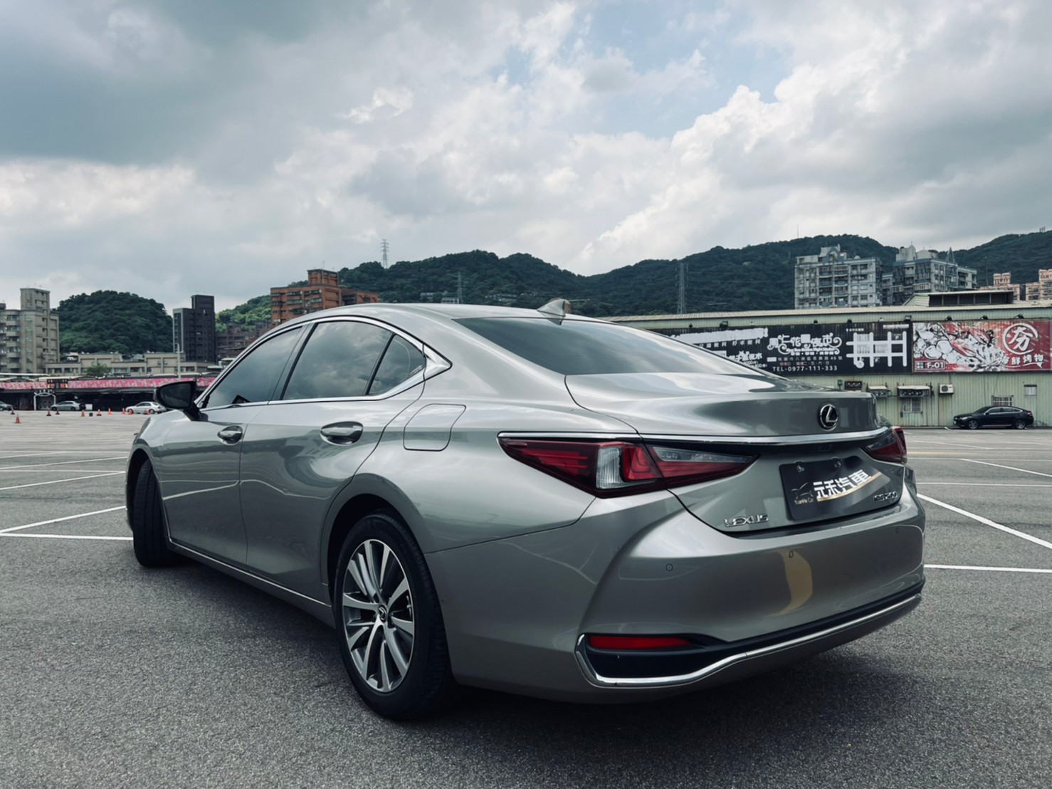 🔥 2019式 第七代 Lexus ES200 2.0豪華版 全新改款 直曝式水箱 ACC跟車 🔥 (017)【阿龍中古車 0968-691-205】  第2張相片