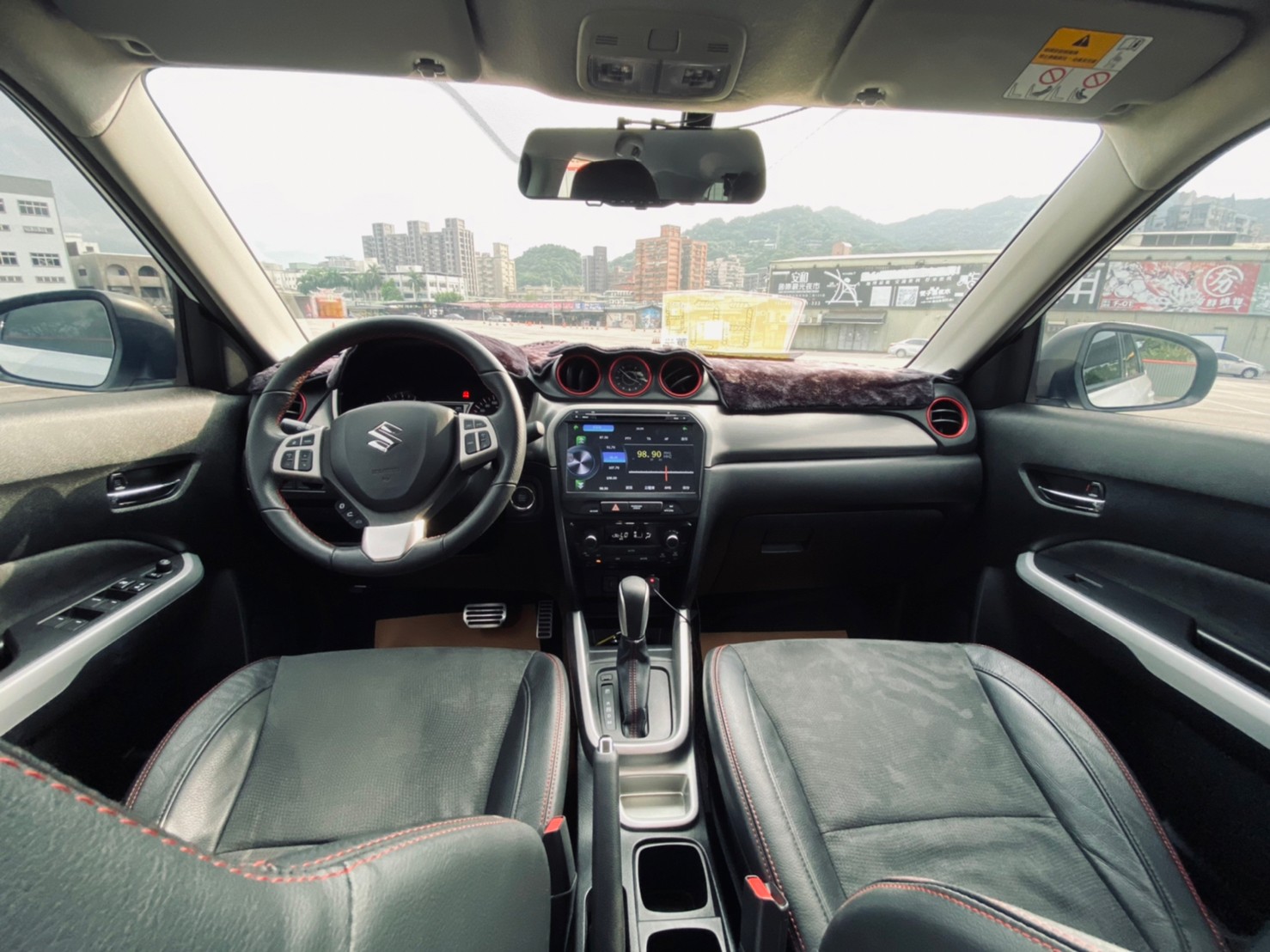 🔥2017式 鈴木 Suzuki Vitara S 1.4 黑白雙色 升級抬頭顯示器 僅跑兩萬 超省油稅小休旅🔥【阿龍中古車 0968-691-205】  第2張相片