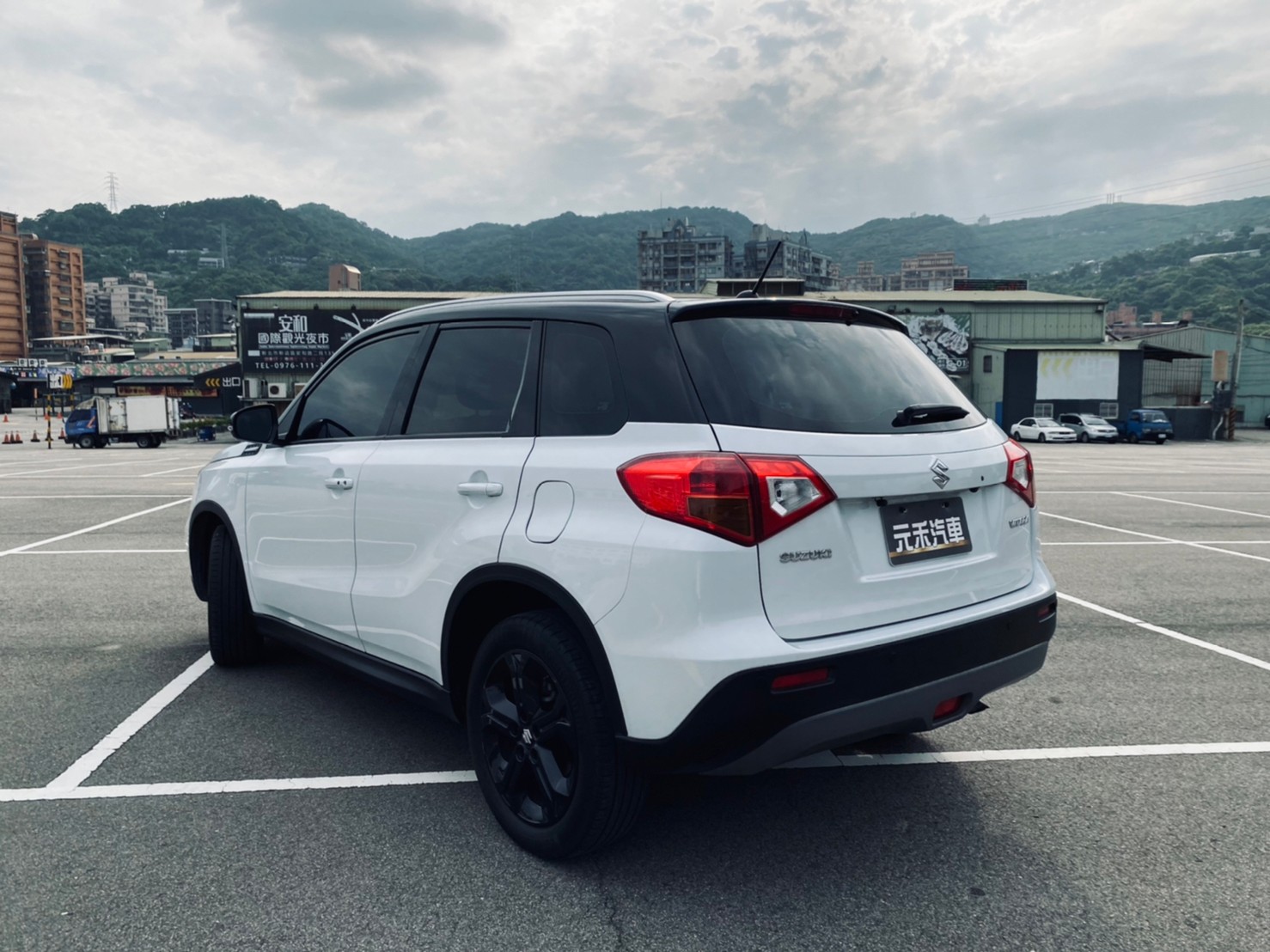 🔥2017式 鈴木 Suzuki Vitara S 1.4 黑白雙色 升級抬頭顯示器 僅跑兩萬 超省油稅小休旅🔥【阿龍中古車 0968-691-205】  第5張相片