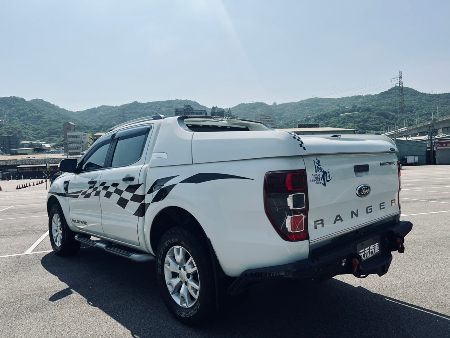 🔥 2015式 Ford 福特 皮卡 Ranger Wildtrak 運動旗艦型 柴油 3.2d 升級 Full Box 全箱式  全車黑白彩繪貼 OPTION後保桿  🔥 (216) 【阿龍中古車 0968-691-205】  第2張相片