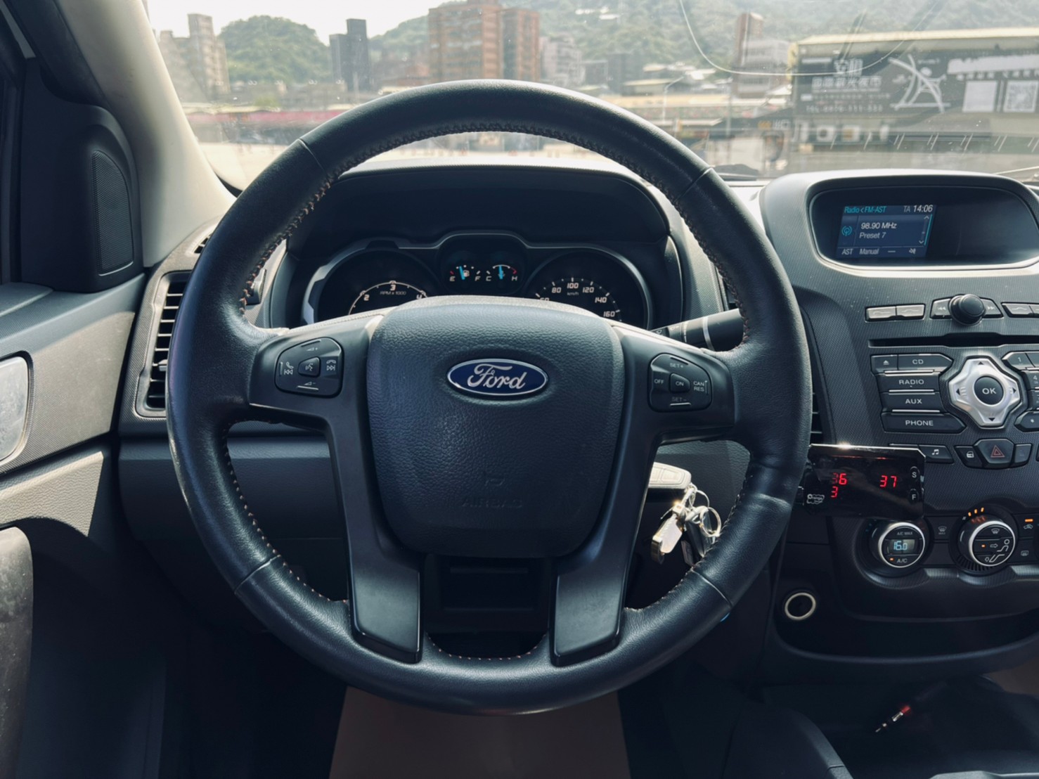 🔥 2015式 Ford 福特 皮卡 Ranger Wildtrak 運動旗艦型 柴油 3.2d 升級 Full Box 全箱式  全車黑白彩繪貼 OPTION後保桿  🔥 (216) 【阿龍中古車 0968-691-205】  第7張相片