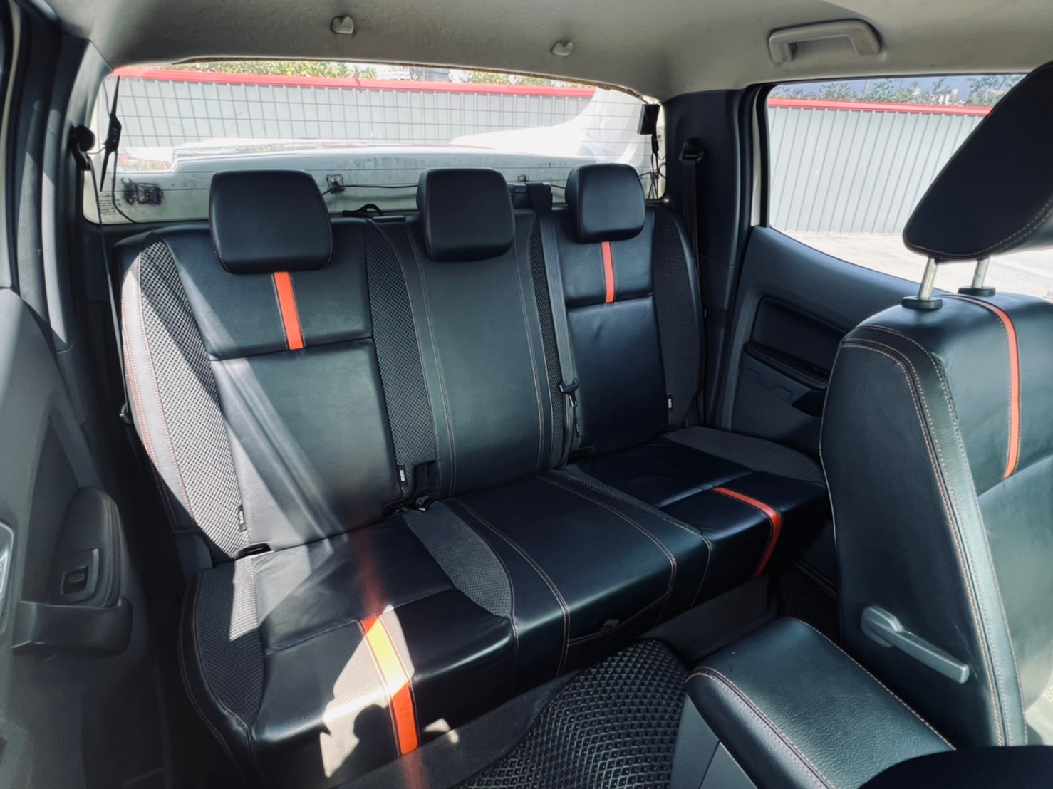 🔥 2015式 Ford 福特 皮卡 Ranger Wildtrak 運動旗艦型 柴油 3.2d 升級 Full Box 全箱式  全車黑白彩繪貼 OPTION後保桿  🔥 (216) 【阿龍中古車 0968-691-205】  第9張相片