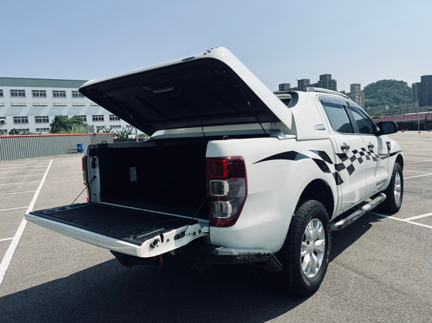 🔥 2015式 Ford 福特 皮卡 Ranger Wildtrak 運動旗艦型 柴油 3.2d 升級 Full Box 全箱式  全車黑白彩繪貼 OPTION後保桿  🔥 (216) 【阿龍中古車 0968-691-205】  第10張相片