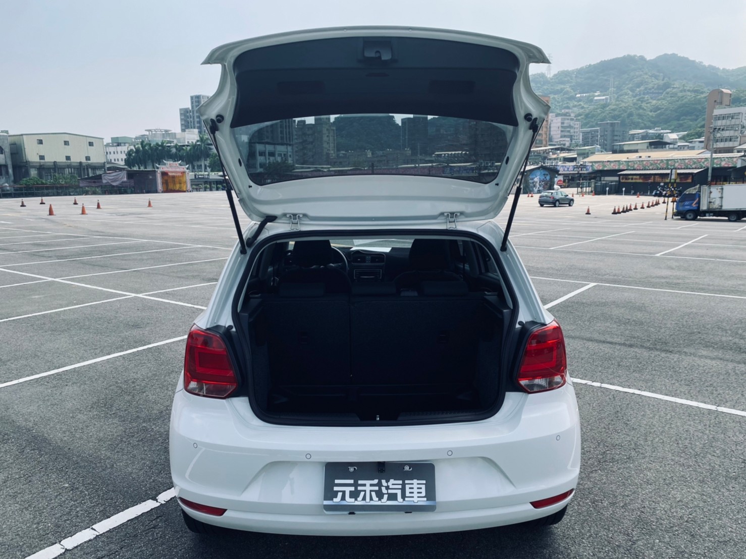 🔥 2015 小改款 福斯 VW Volkswagen Polo 1.6 CL  僅跑7萬 熱門小 掀背 🔥 (026) 【阿龍中古車 0968-691-205】  第2張相片