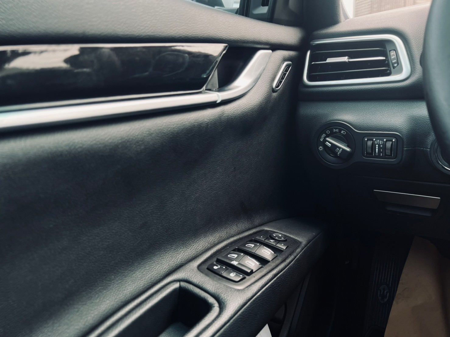 🔥 2014 瑪莎拉蒂 Maserati Ghibli 3.0 V6 Premium 海神 葛伯利 吉伯利 20吋鋁圈 黃色對六卡鉗 遙控發車 四出排氣管 聲浪低調飽滿 🔥 (150) 【阿龍中古車 0968-691-205】  第2張相片