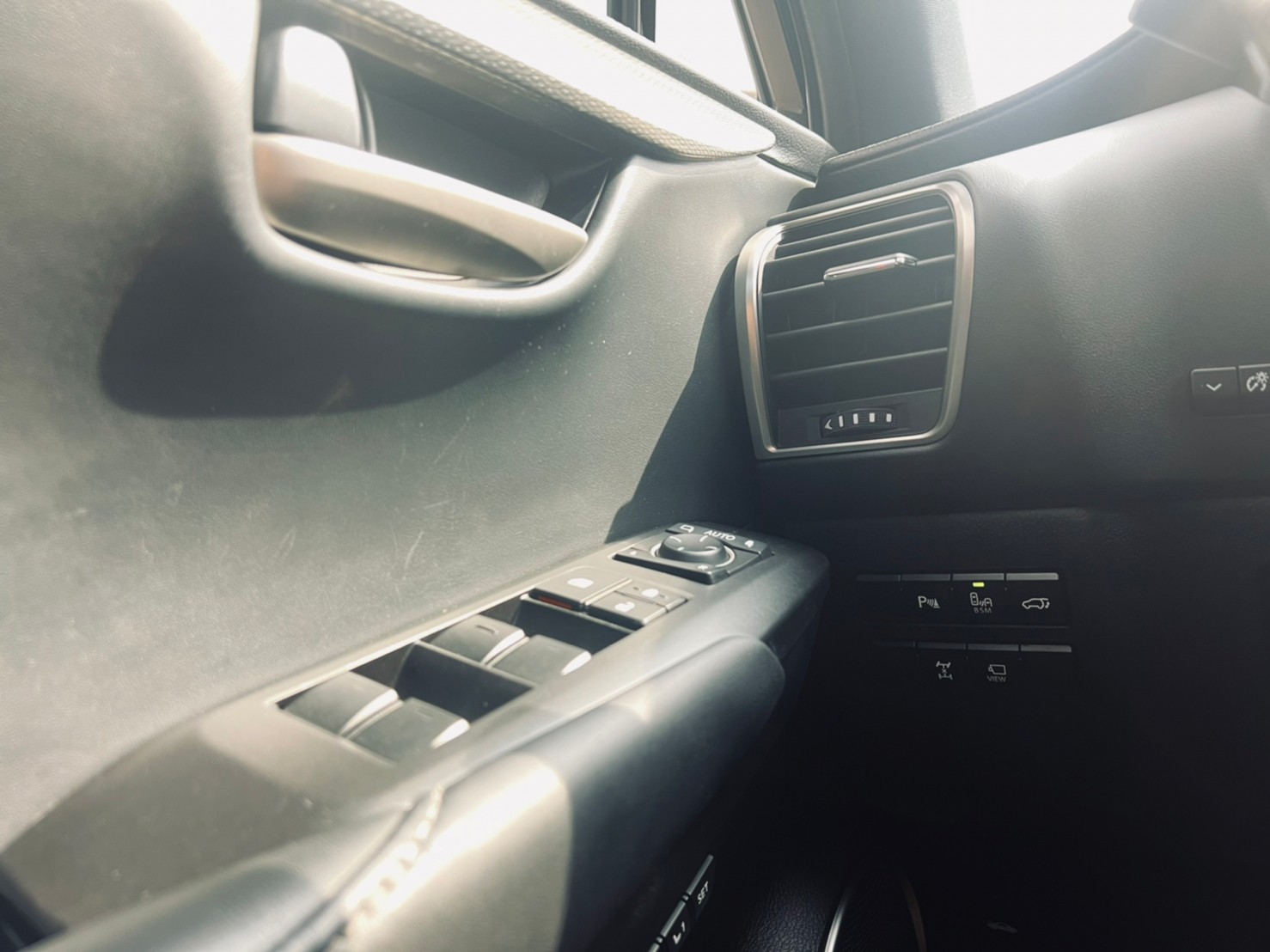 🔥 2017式 Lexus 凌志 NX200t 全景天窗 AWD F Sport 版 環景 電熱椅 🔥 (218) 【阿龍中古車 0968-691-205】  第2張相片