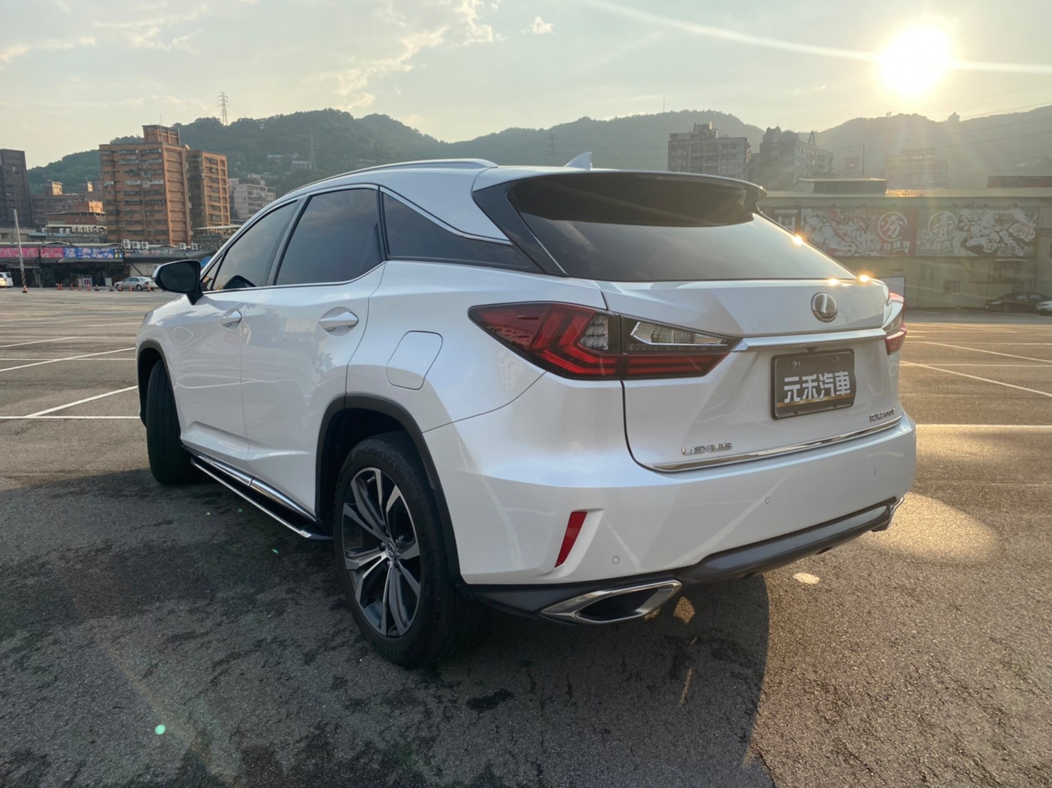 🔥2016 LEXUS 凌志 RX RX200t 頂級版 2.0 12吋高畫質螢幕 HUD抬頭顯示器 雙電動通風椅 🔥 (107) 【阿龍中古車 0968-691-205】  第2張相片