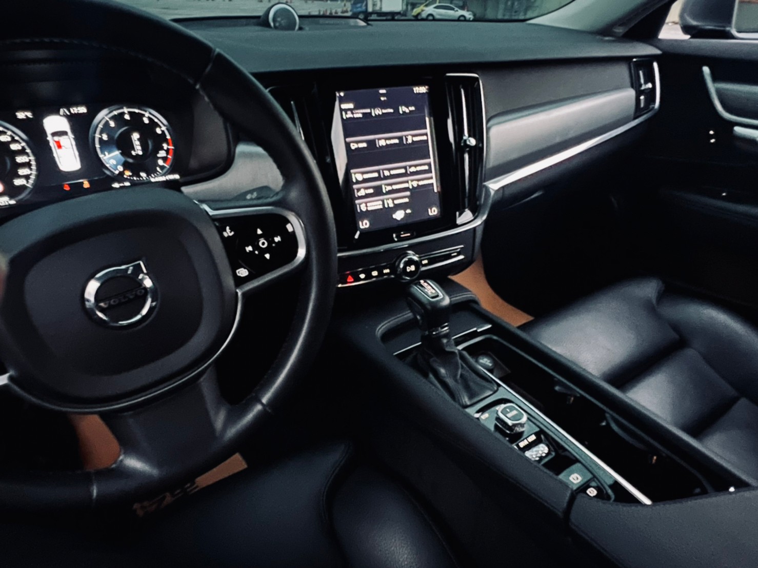 🔥2018式 Volvo 最新款 S90 T5 Momentum 2.0 ACC跟車 CarPlay 腳踢尾門 雙電動椅 僅跑7萬 🔥 (214) 【阿龍中古車 0968-691-205】  第3張相片