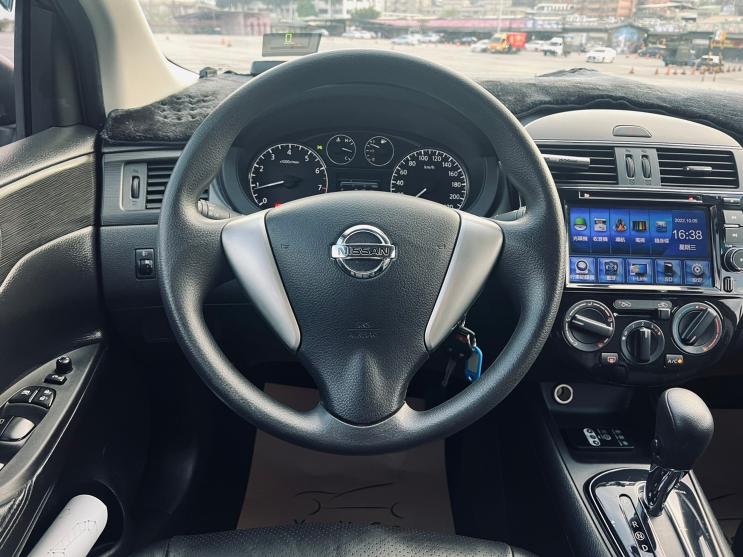 🔥 2016 Nissan Tiida 5D 傳奇版 糖果紅 五門掀背 小車 原廠車機/導航/電視/藍芽 升級抬頭顯示器 僅跑5萬 🔥【阿龍中古車 0968-691-205】  第6張相片