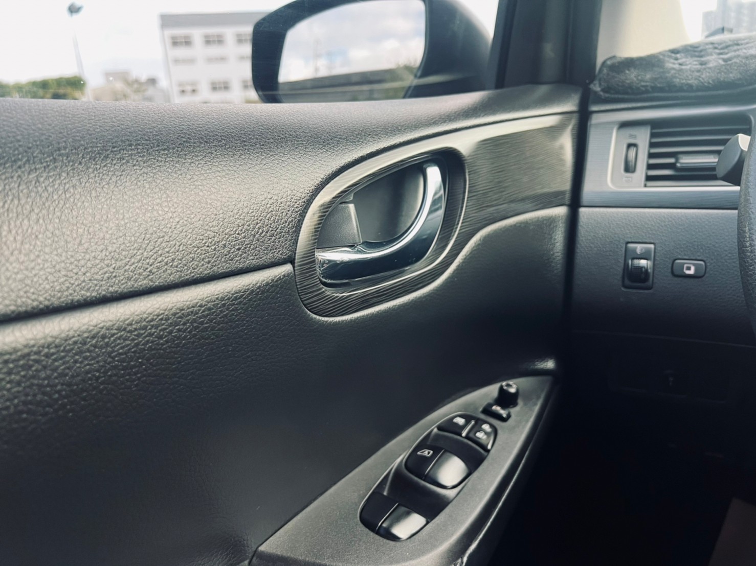 🔥 2016 Nissan Tiida 5D 傳奇版 糖果紅 五門掀背 小車 原廠車機/導航/電視/藍芽 升級抬頭顯示器 僅跑5萬 🔥【阿龍中古車 0968-691-205】  第9張相片