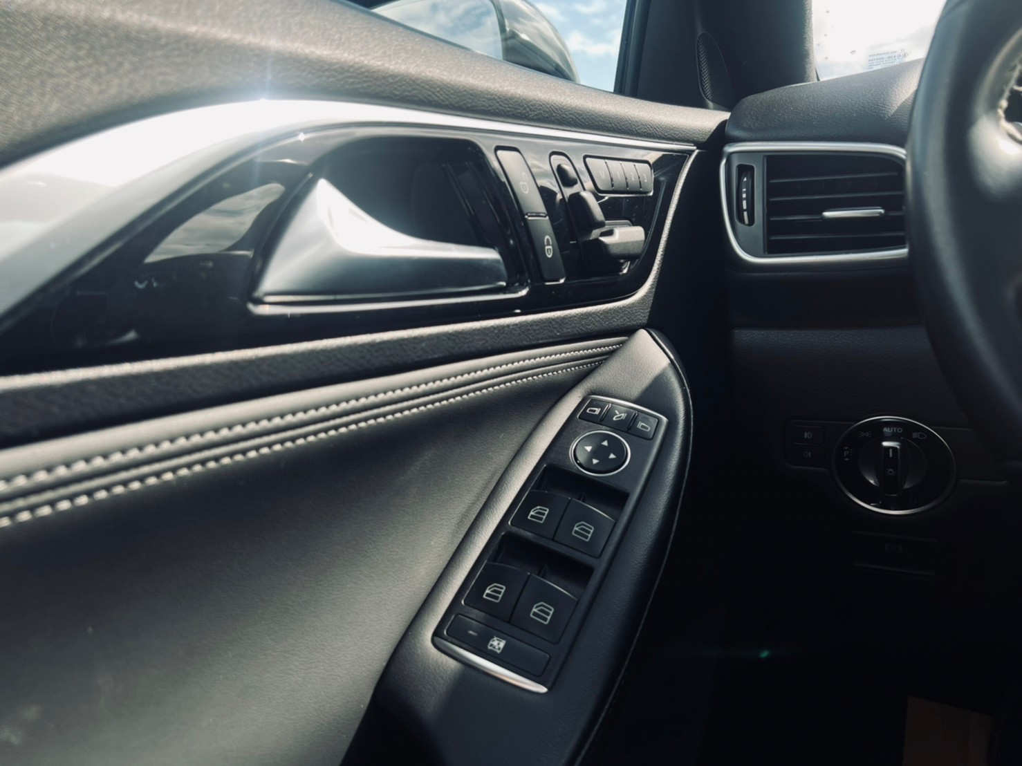 🔥 2018式 新款 Infiniti Q30 1.6t 風尚版 全景天窗/跟車/環景 雙生車 🔥【阿龍中古車 0968-691-205】  第2張相片