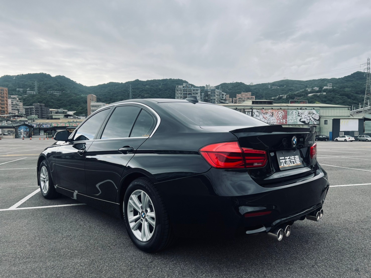 🔥2019式 BMW 318i Sedan 白金版 G系套件/後M包四出尾管/碳纖維小鴨尾/Idrive 6車機/環景/Hk音響/實跑7萬🔥71【阿龍中古車 0968-691-205】  第3張相片