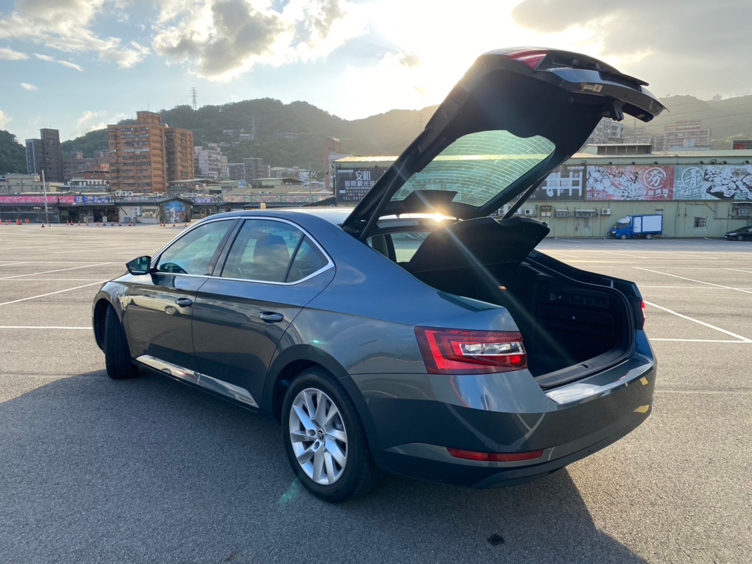 🔥2019 SKODA Superb 雙電動椅/電尾門/跟車/實跑6萬🔥103【阿龍中古車 0968-691-205】  第2張相片