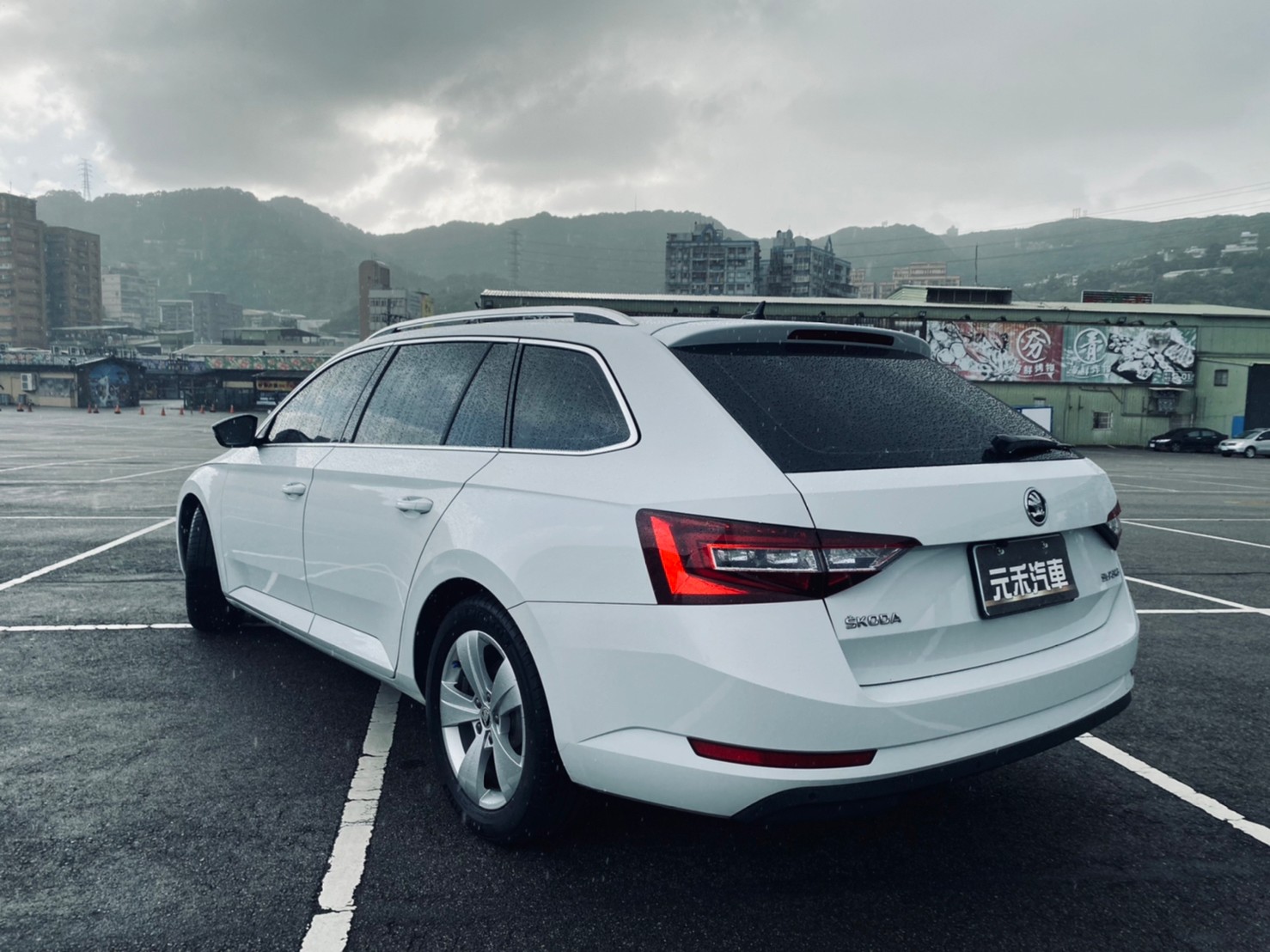 🔥 2016 SKODA 斯柯達 Superb Combi 旅行款 /CarPlay/電尾門 🔥221【阿龍中古車 0968-691-205】  第2張相片