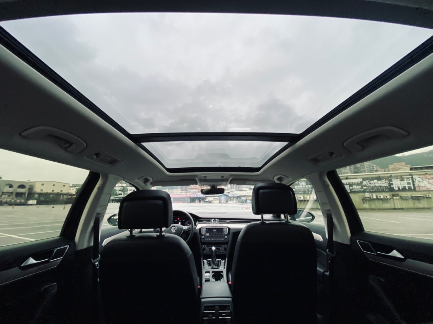 🔥2017 VW 帕薩特 Passat Variant  400TDI HL 柴油旅行款/雙前冷熱椅/CarPlay/數位儀表/無線充電座/實跑8萬🔥96【阿龍中古車 0968-691-205】  第9張相片