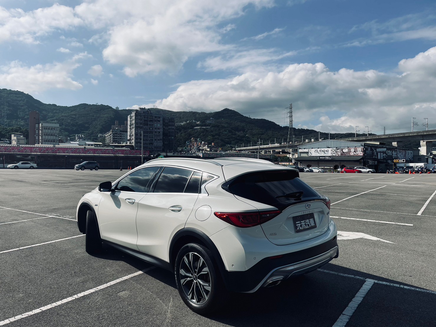 🔥2018 QX30 旗艦款 全景天窗/ACC/環景/四驅🔥  第14張相片