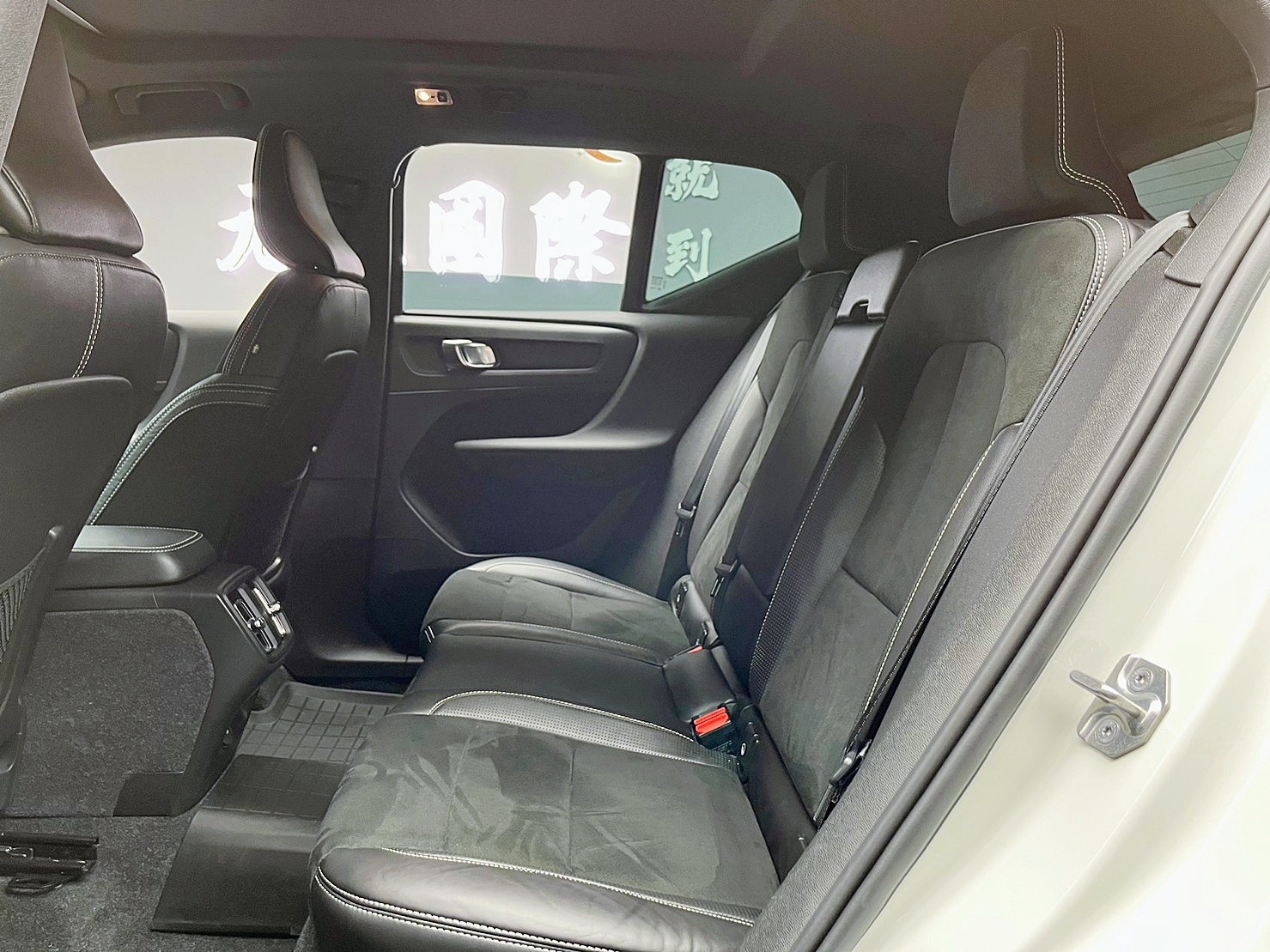🔥2020 VOLVO XC40 T4 R版 黑頂棚/ACC/跑少/新車保固🔥(222)【阿龍中古車 0968-691-205】  第2張相片