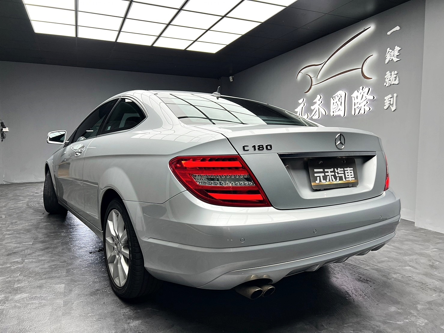 🔥2012式 C204 BENZ C180 Coupe BlueEFFICIENCY 1.8 科技銀 極低里程 雙門轎跑🔥(040)【阿龍中古車 0968-691-205】  第2張相片