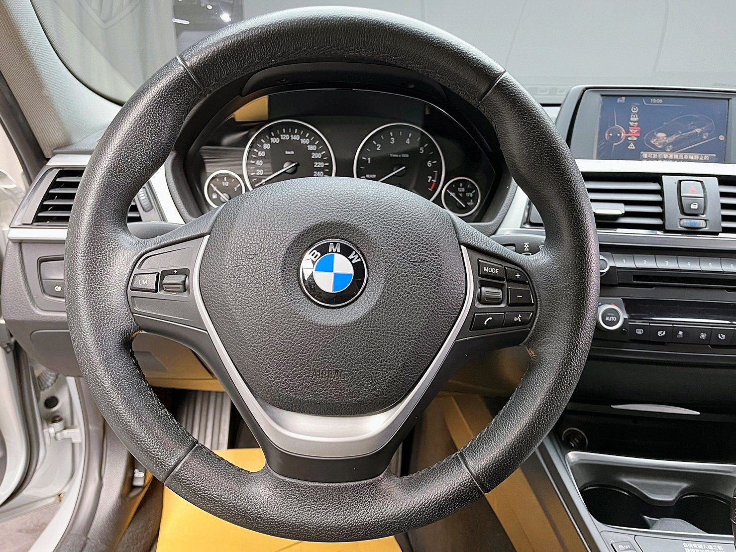 🔥2015 F30 BMW 316i 經典後驅/極致操控感🔥(038)【阿龍中古車 0968-691-205】  第4張相片