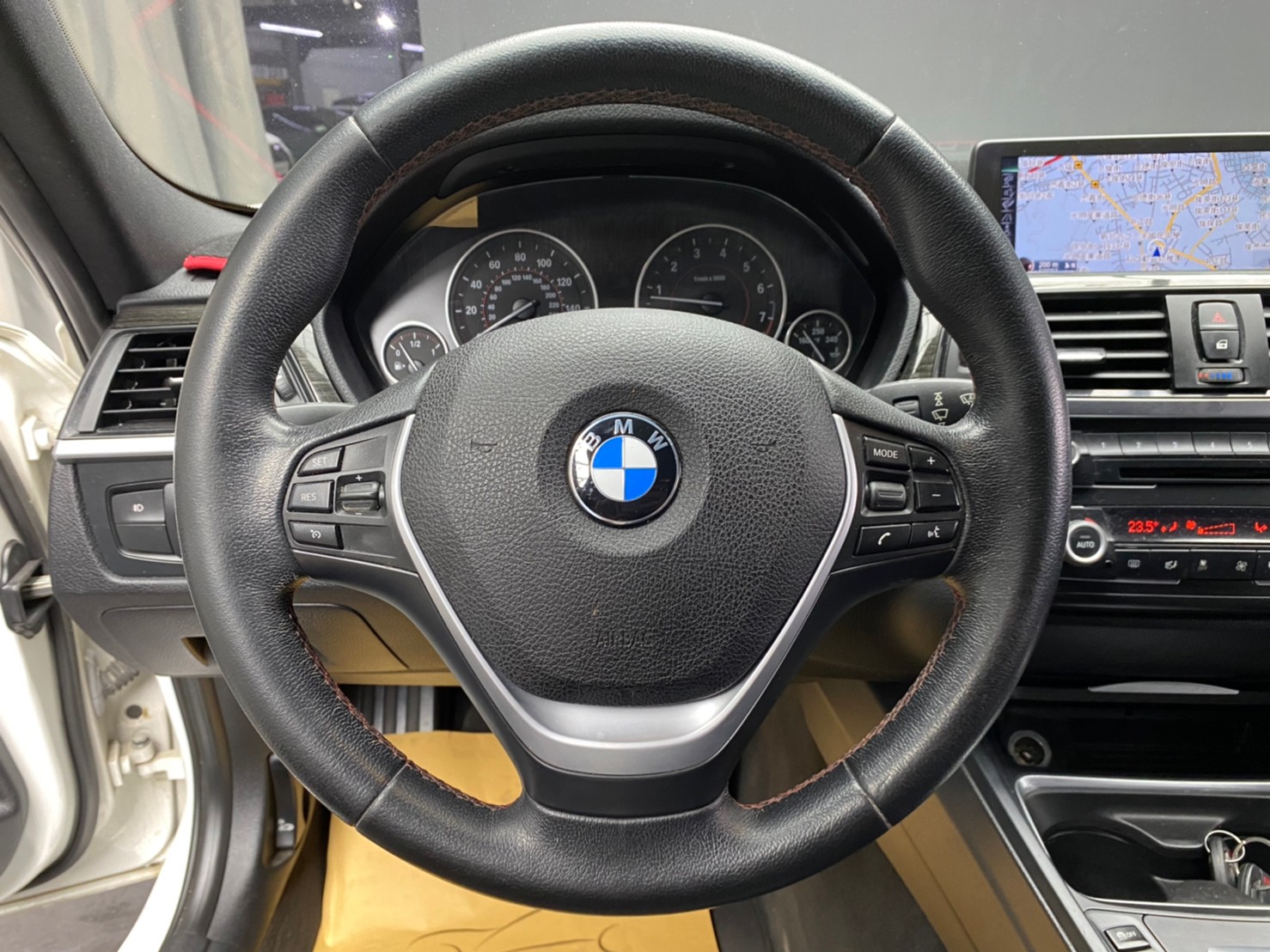 🔥2013 F30 BMW 328i 升級AC五爪鋁圈/MP空力套件/原廠重低音/碳纖維壓尾/龍鱗尾燈 🔥(037)【阿龍中古車 0968-691-205】  第5張相片