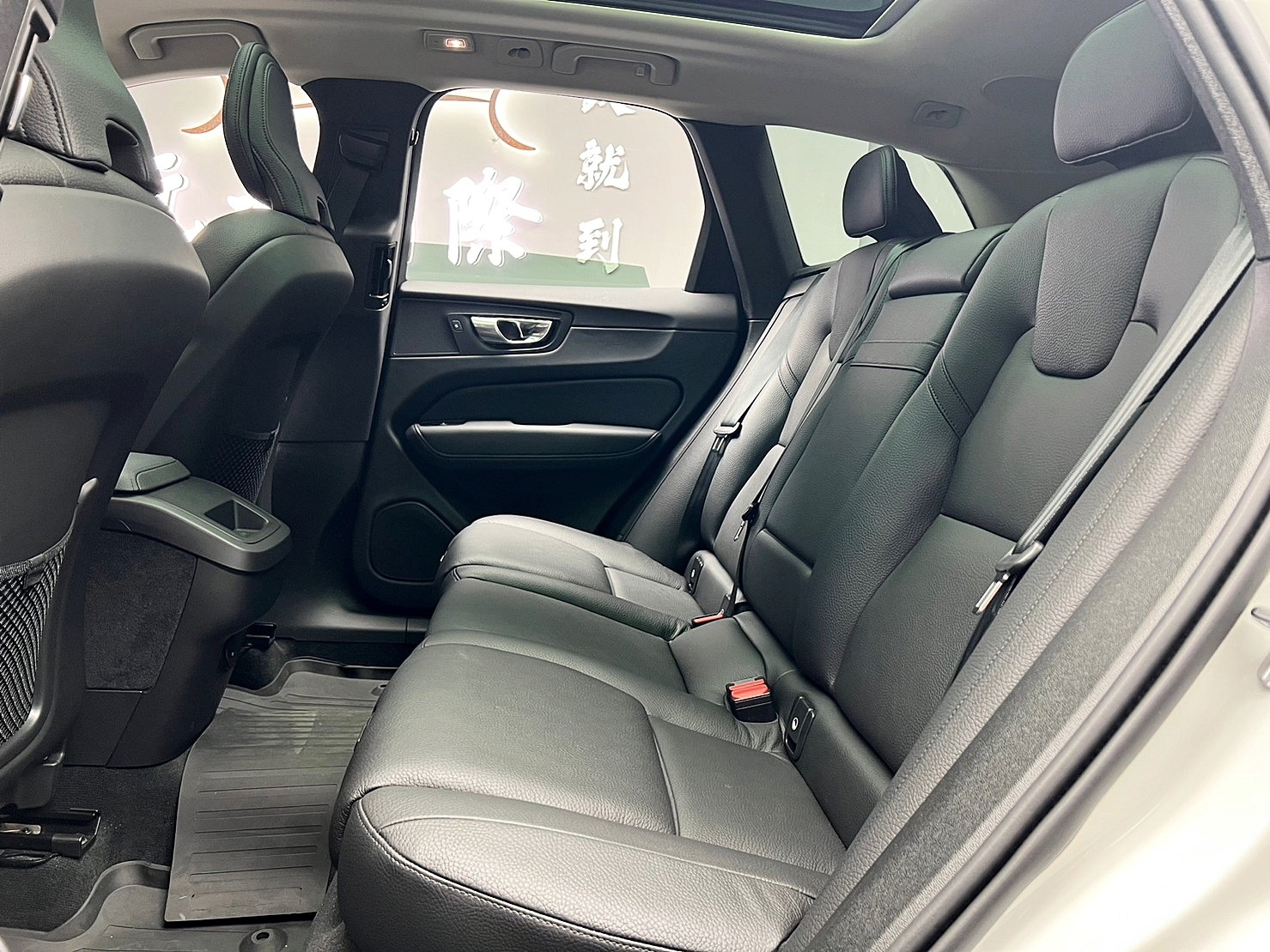 🔥2022式 VOLVO XC60 B4 Momentum Plus 輕油電/HK音響/環景/新車保固🔥(114)【阿龍中古車 0968-691-205】  第2張相片