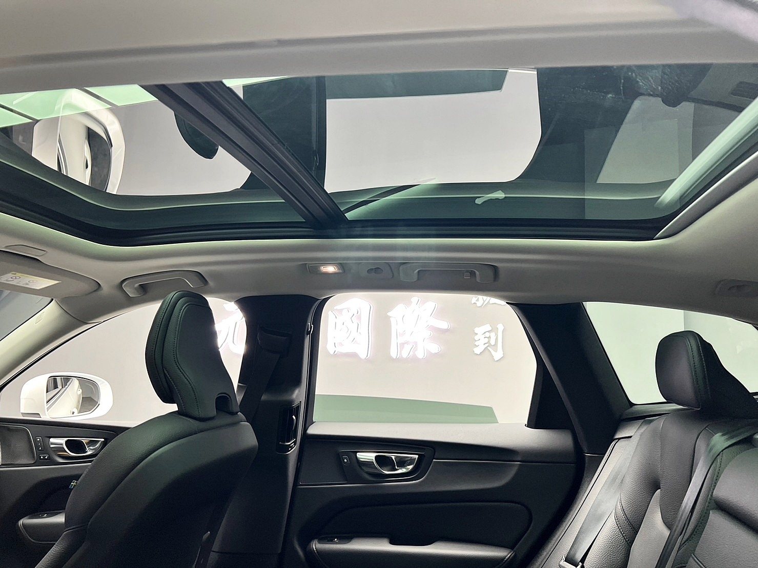 🔥2022式 VOLVO XC60 B4 Momentum Plus 輕油電/HK音響/環景/新車保固🔥(114)【阿龍中古車 0968-691-205】  第3張相片