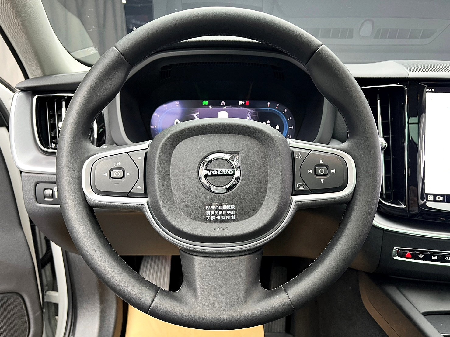 🔥2022式 VOLVO XC60 B4 Momentum Plus 輕油電/HK音響/環景/新車保固🔥(114)【阿龍中古車 0968-691-205】  第5張相片