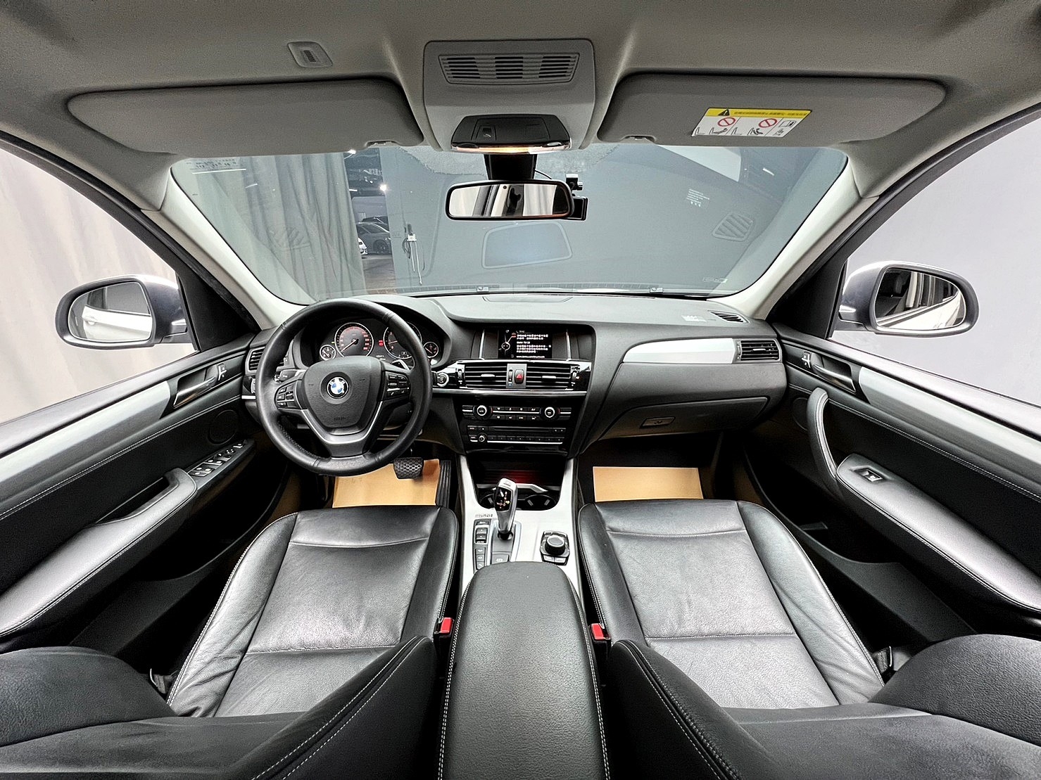🔥2017式 F25 BMW X3 xDrive20i 2.0 雪亮白 四驅/環景/電尾門/黑化水箱護罩🔥(169)【阿龍中古車 0968-691-205】  第3張相片