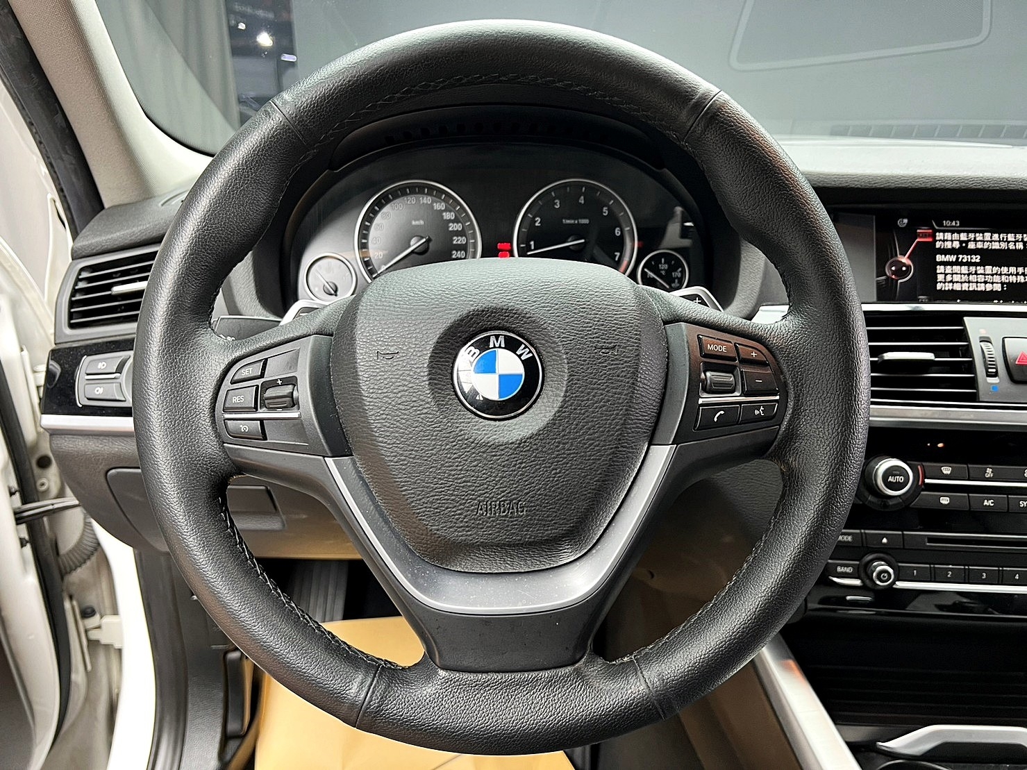 🔥2017式 F25 BMW X3 xDrive20i 2.0 雪亮白 四驅/環景/電尾門/黑化水箱護罩🔥(169)【阿龍中古車 0968-691-205】  第4張相片