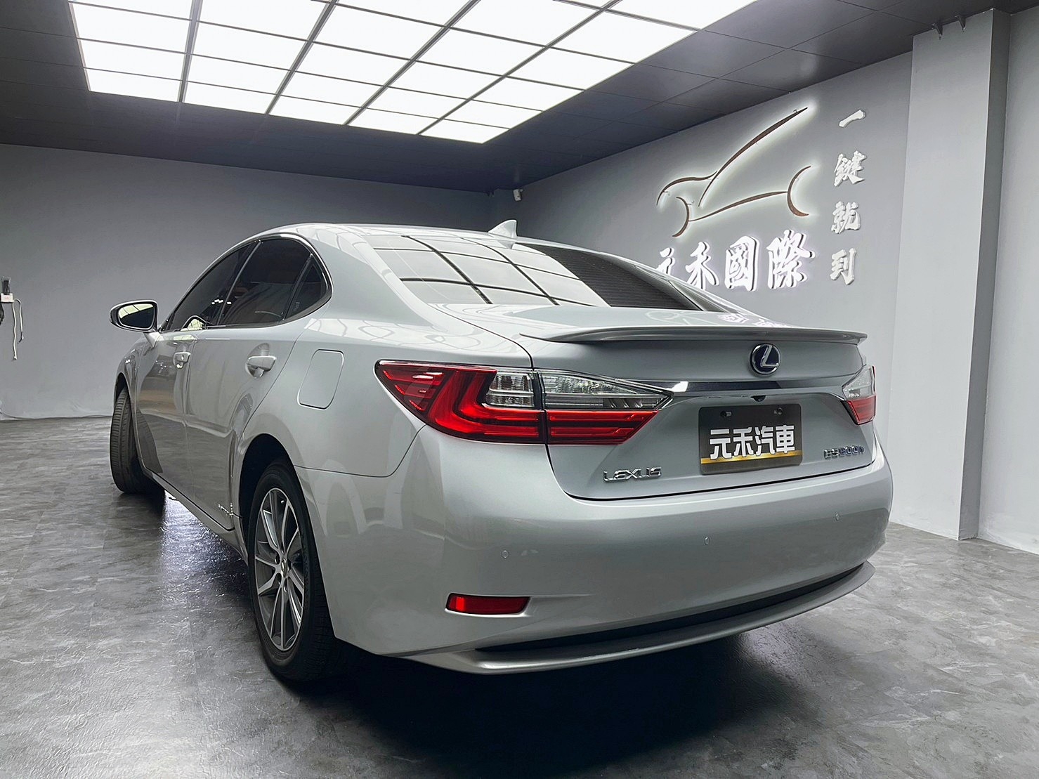 🔥2017 LEXUS ES300h 跟車旗艦版/雙電冷熱椅/電尾門🔥(044)【阿龍中古車 0968-691-205】  第3張相片