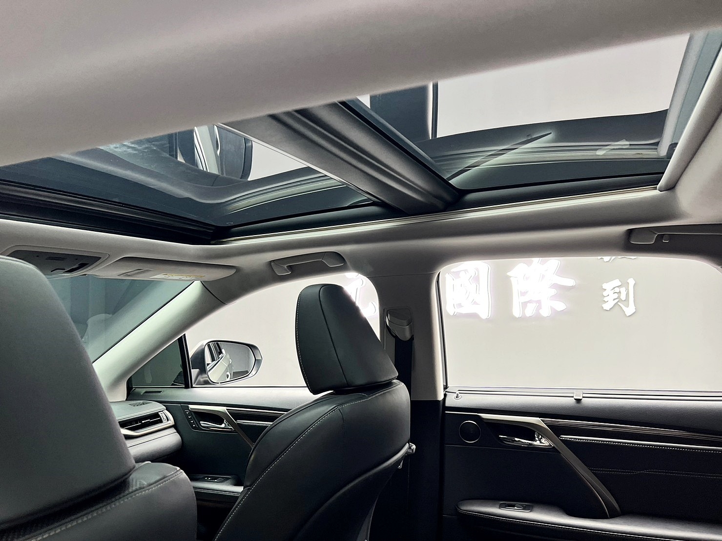 🔥2017 LEXUS RX200t 全景旗艦版/跟車/無線充電/抬頭🔥(216)【阿龍中古車 0968-691-205】  第3張相片