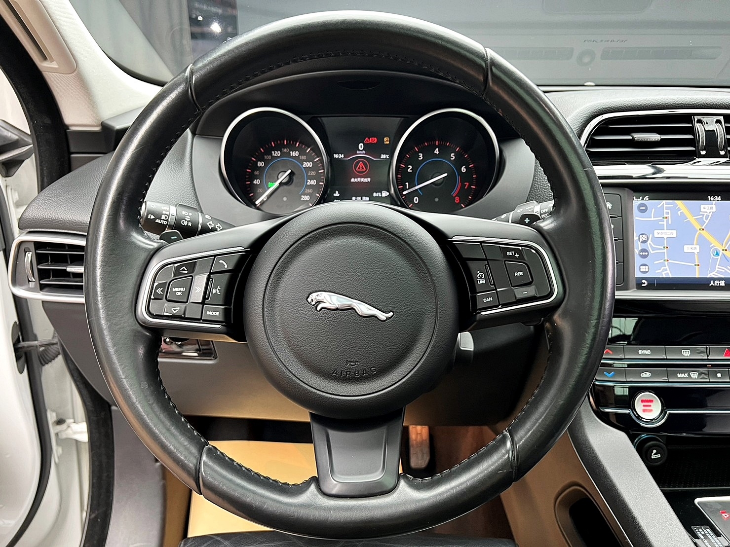 🔥2016 Jaguar 捷豹 FPace Prestige AWD 全景天窗/雙電熱椅/電尾門/Meridian音響🔥(146)【阿龍中古車 0968-691-205】  第4張相片