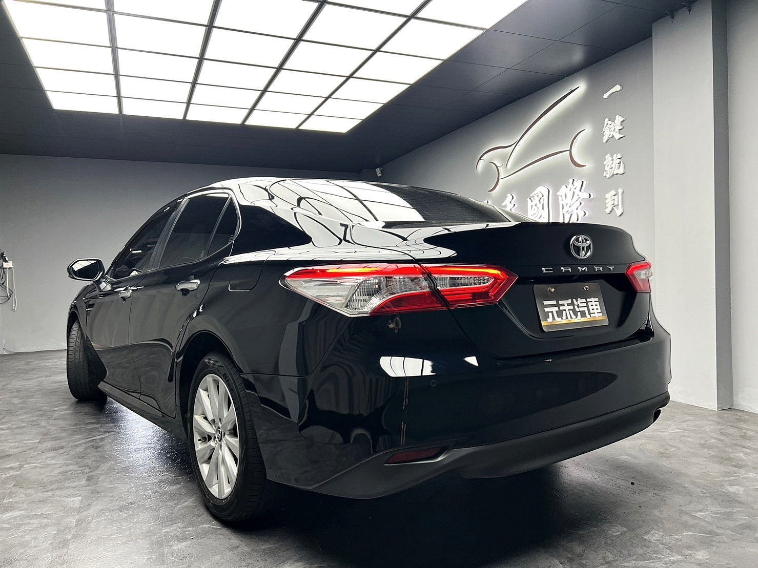 🔥2020式 TOYOTA 冠美麗 Camry ACC跟車/盲點/僅跑1萬/新車保固中🔥(014)【阿龍中古車 0968-691-205】  第9張相片