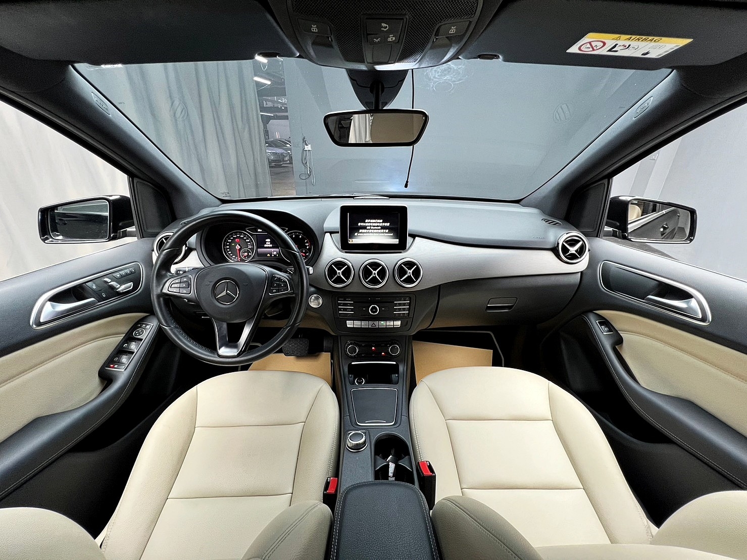 🔥2015式小改款 BENZ W246 B180 雙色內室/自動停車🔥(238)【阿龍中古車 0968-691-205】  第3張相片