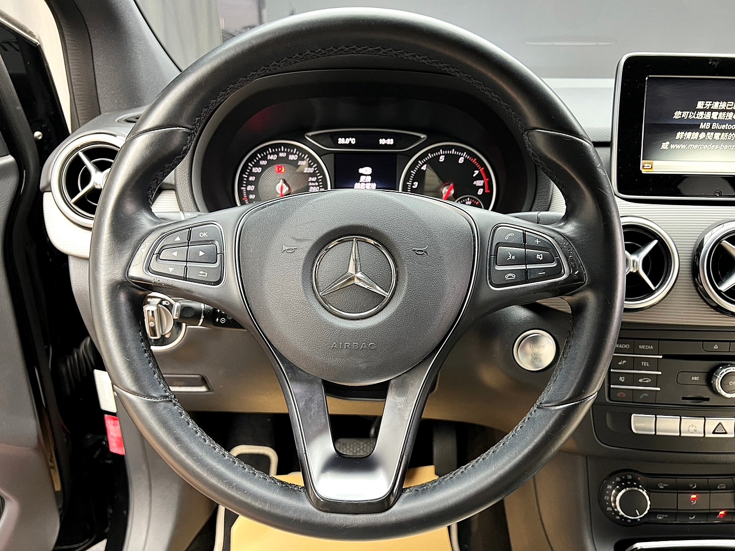 🔥2015式小改款 BENZ W246 B180 雙色內室/自動停車🔥(238)【阿龍中古車 0968-691-205】  第4張相片