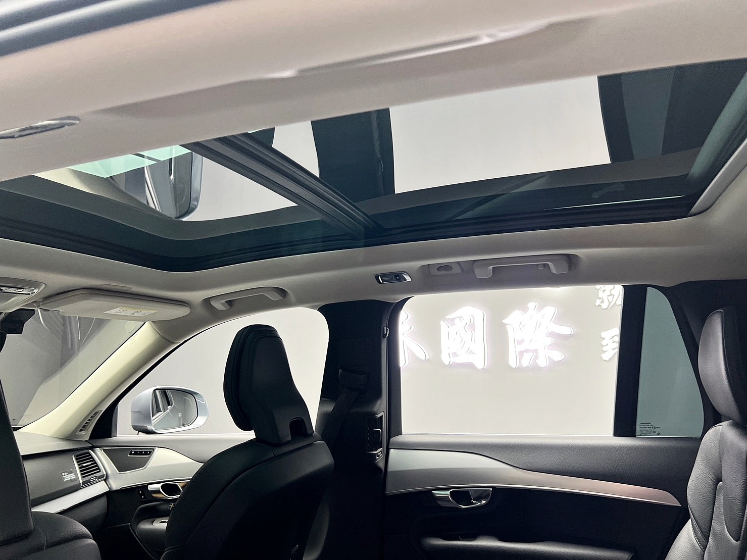 🔥2019式 VOLVO XC90 T5 Momentum 七人座 豪華坦克SUV🔥(200)【阿龍中古車 0968-691-205】  第3張相片