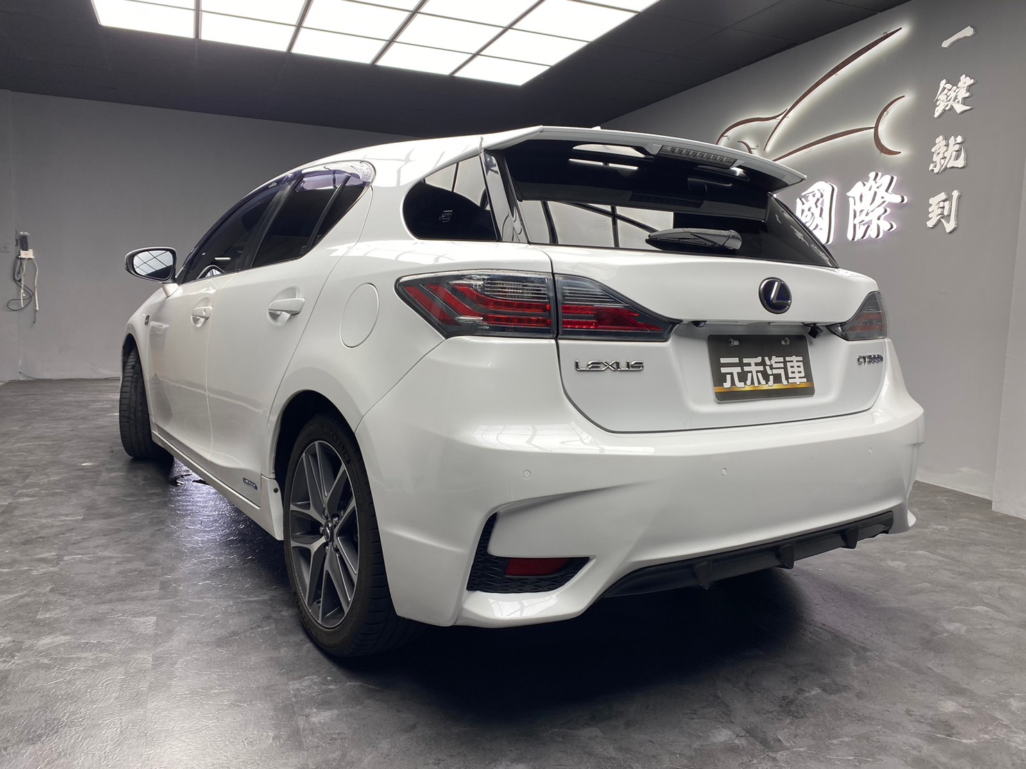 🔥2016 LEXUS CT CT200h F Sport菁英版/附安卓機 油電 掀背 🔥(241)【阿龍中古車 0968-691-205】  第2張相片