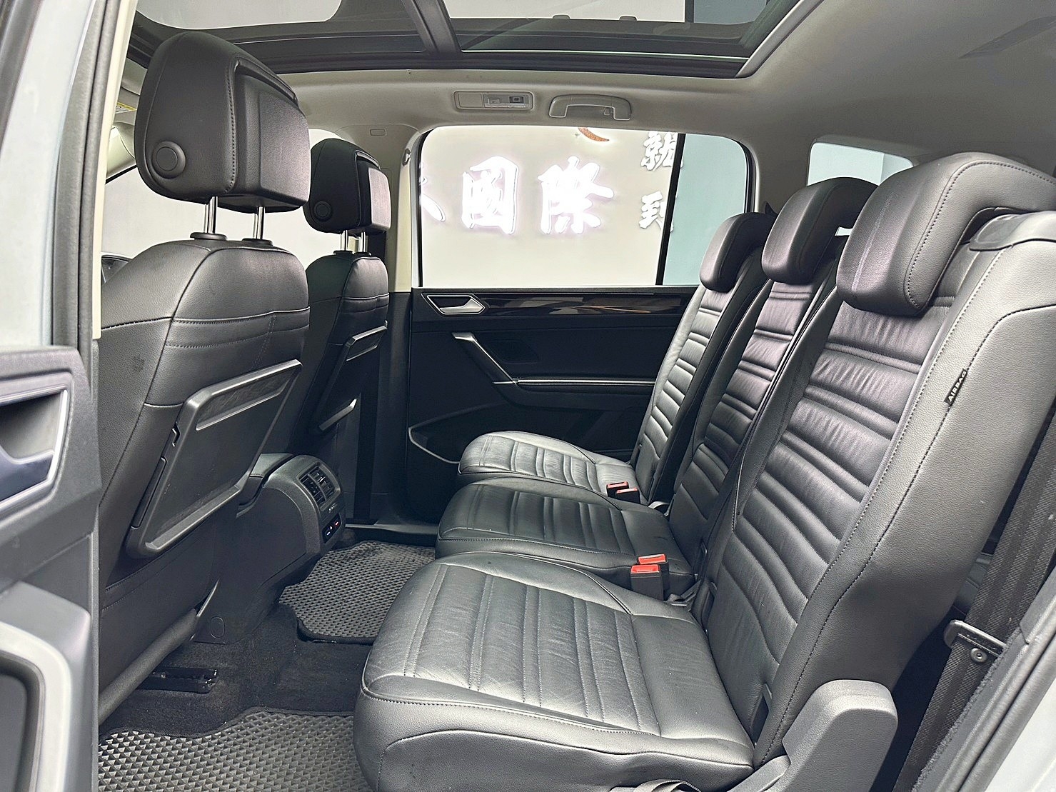 🔥2019式 VW Touran 土狼 280 TSI R-Line 七人座 ACC跟車 電熱椅 自動停車 🔥(114)【阿龍中古車 0968-691-205】  第4張相片