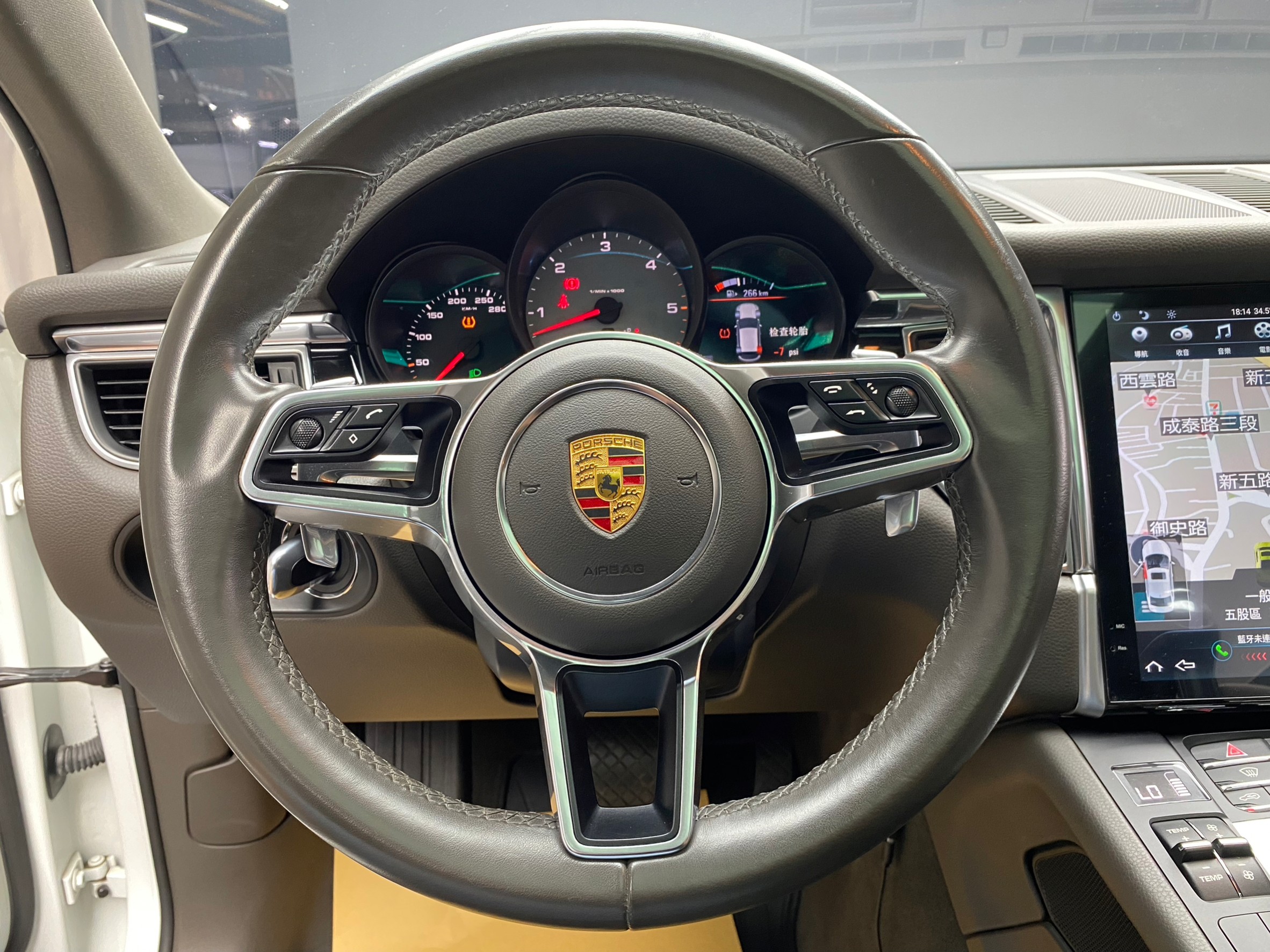 🔥2015 保時捷 馬肯 Porsche Macan S Diesel 免鑰匙啟動 14向記憶座椅 全景天窗 車道置中 🔥(169)【阿龍中古車 0968-691-205】【父親節特惠好禮雙重奏✔️饗食天堂餐券4張+✔️開運888紅包】  第6張相片