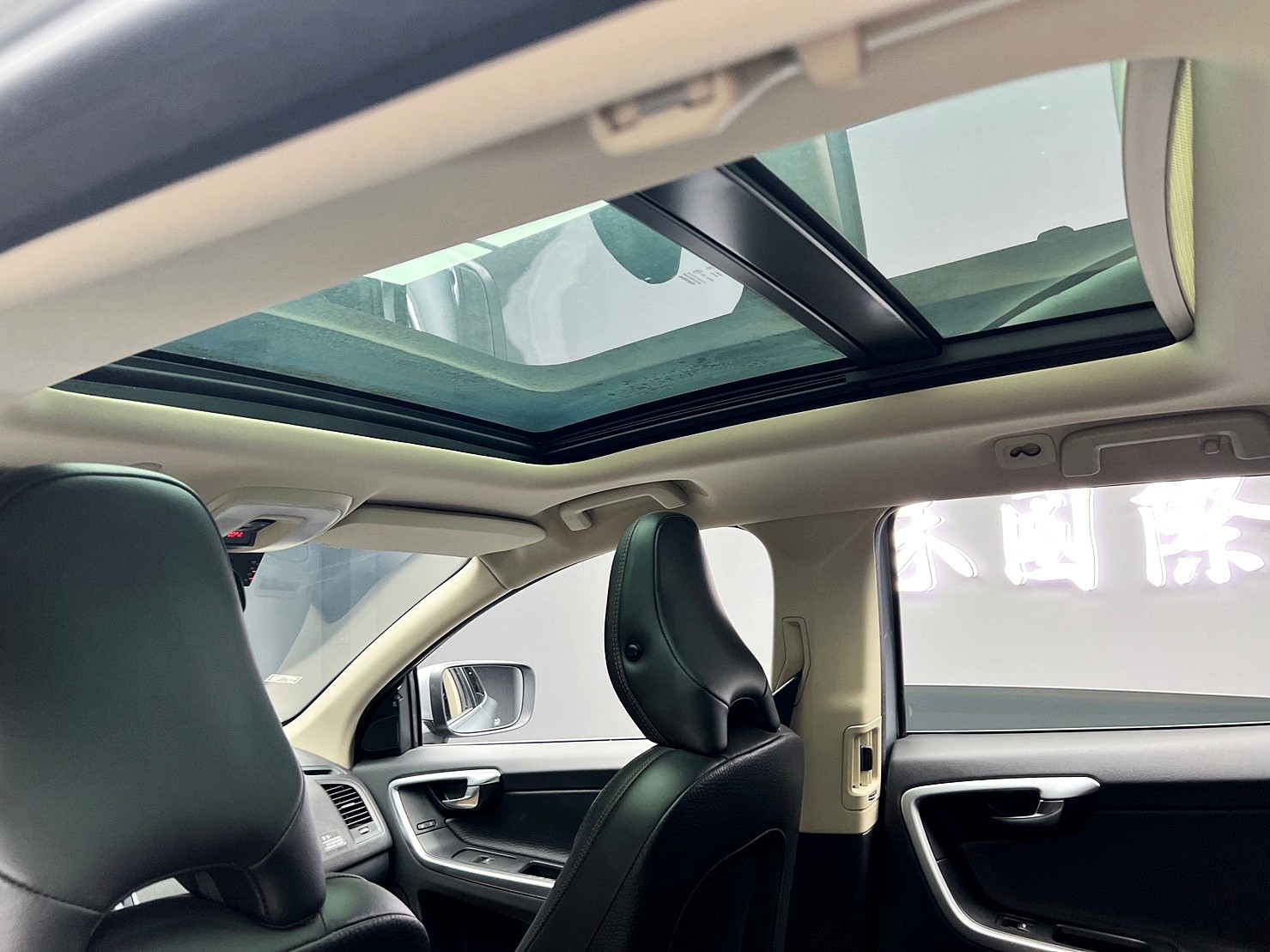 🔥2012 Volvo XC60 T5 跟車旗艦版 全景天窗🔥(074)【阿龍中古車 0968-691-205】【父親節特惠好禮雙重奏✔️饗食天堂餐券4張+✔️開運888紅包】  第3張相片