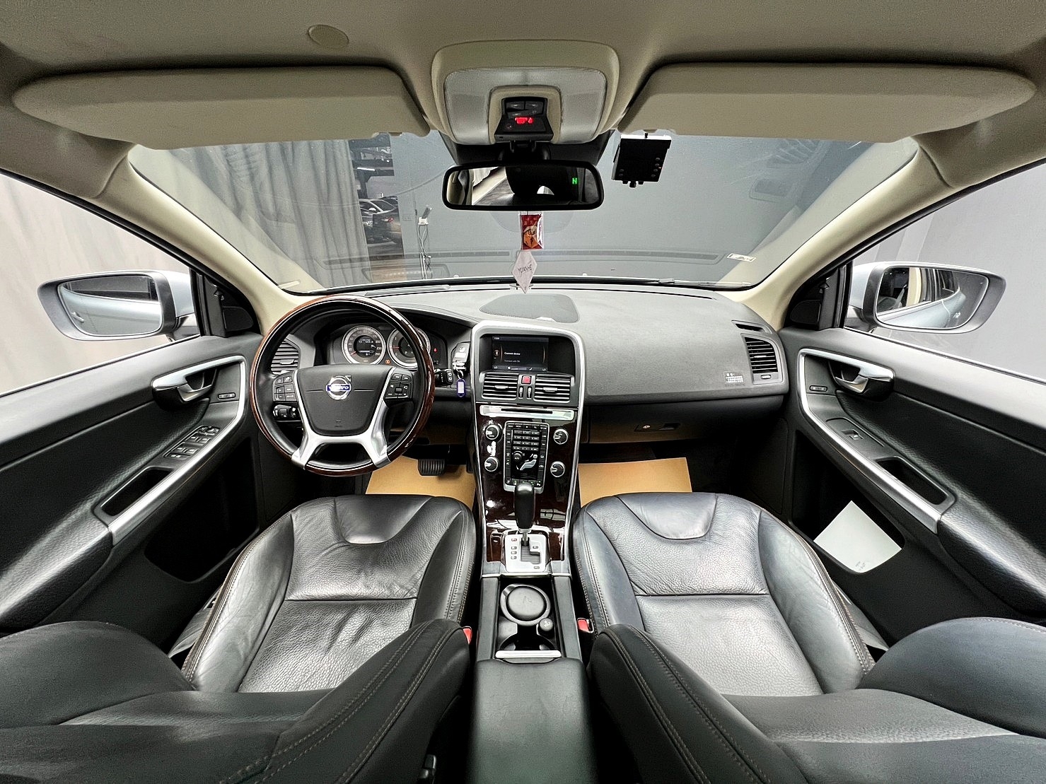 🔥2012 Volvo XC60 T5 跟車旗艦版 全景天窗🔥(074)【阿龍中古車 0968-691-205】【父親節特惠好禮雙重奏✔️饗食天堂餐券4張+✔️開運888紅包】  第4張相片