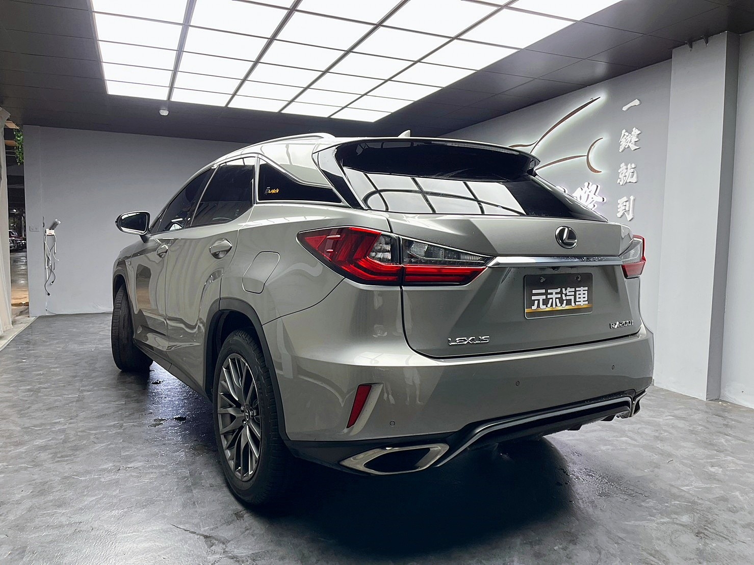 🔥2017式 Lexus RX200t F-Sport 豪華舒適 父親節禮物首選🔥(131)【阿龍中古車 0968-691-205】【父親節特惠好禮雙重奏✔️饗食天堂餐券4張+✔️開運888紅包】  第2張相片