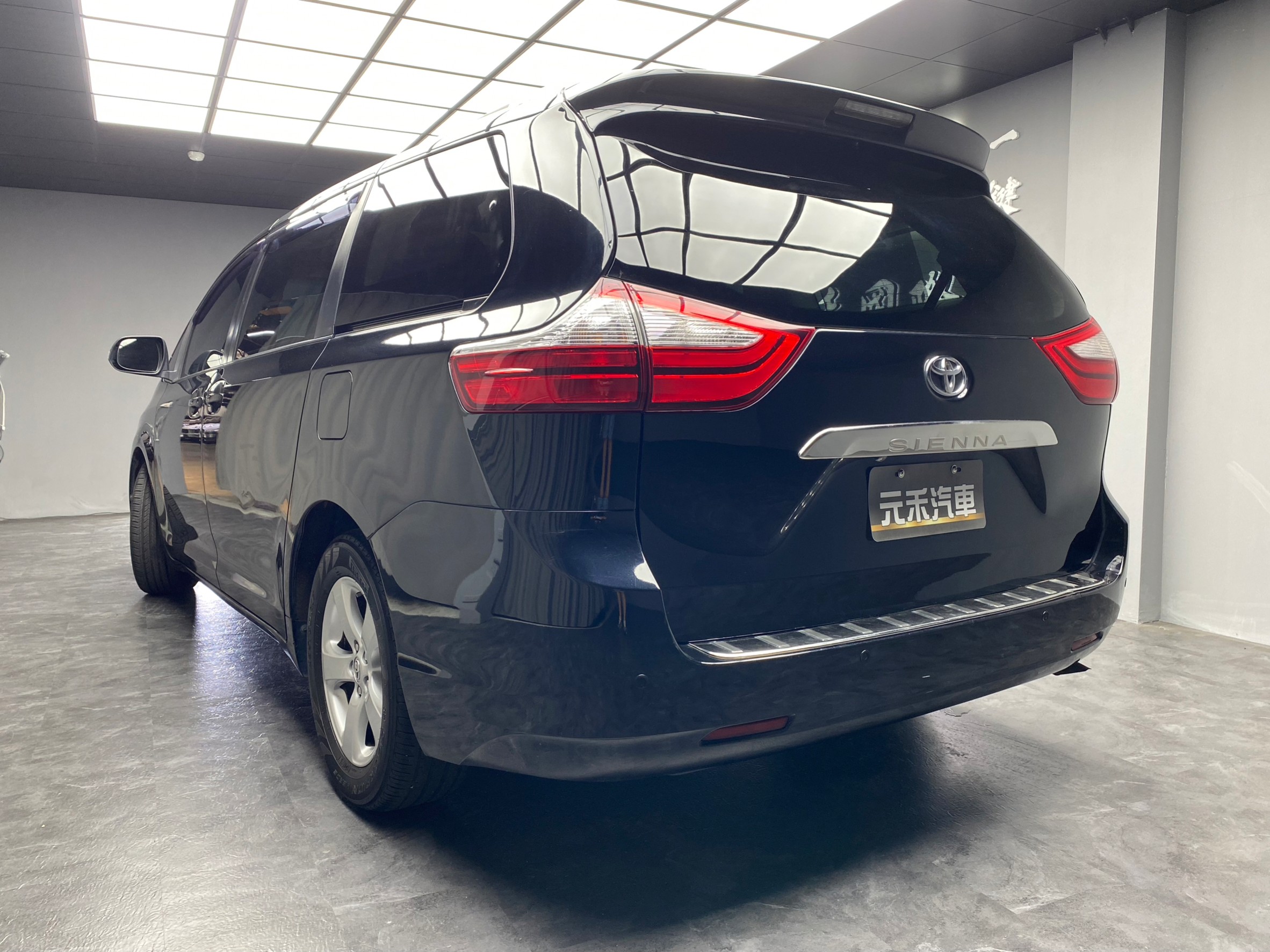 🔥2015 Toyota Sienna 3.5 LE 八人座 雙電滑門 安卓機 後座影音🔥(076)【阿龍中古車 0968-691-205】【父親節特惠好禮雙重奏✔️饗食天堂餐券4張+✔️開運888紅包】  第9張相片