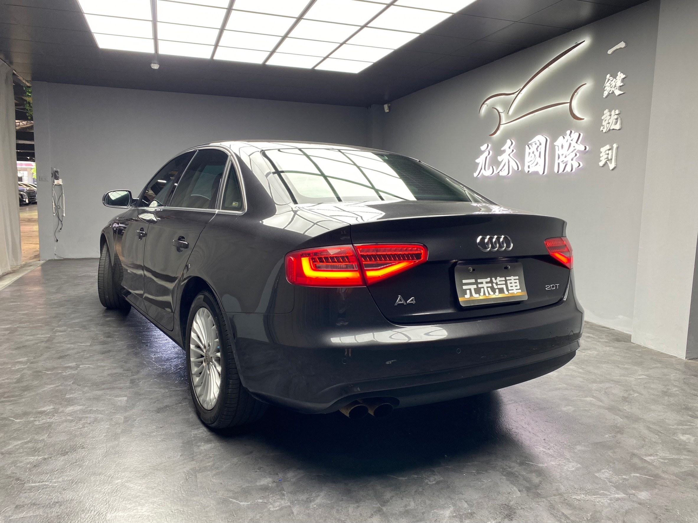 🔥2012 Audi A4 Sedan 安卓機 高CP值進口房車🔥(027)【阿龍中古車 0968-691-205】【父親節特惠好禮雙重奏✔️饗食天堂餐券4張+✔️開運888紅包】  第2張相片