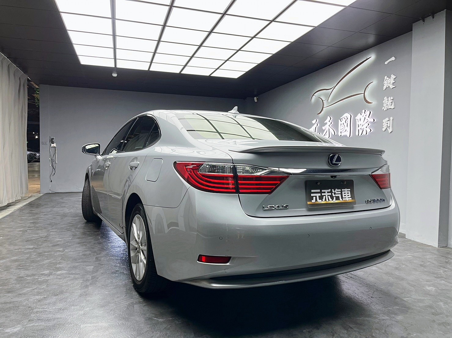 🔥2014 六代改款 ES300h 豪華版 高CP值油電紳士🔥(115) 【阿龍中古車 0968-691-205】【父親節特惠好禮雙重奏✔️饗食天堂餐券4張+✔️開運888紅包】  第3張相片